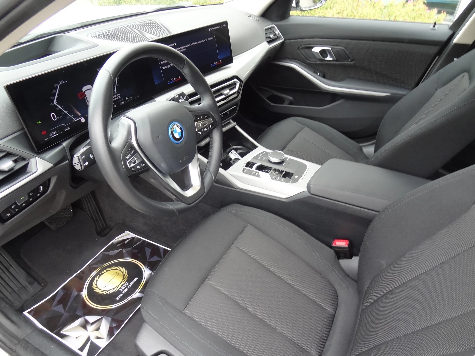 BMW 330e x DriveTouring Steptronic-image-4