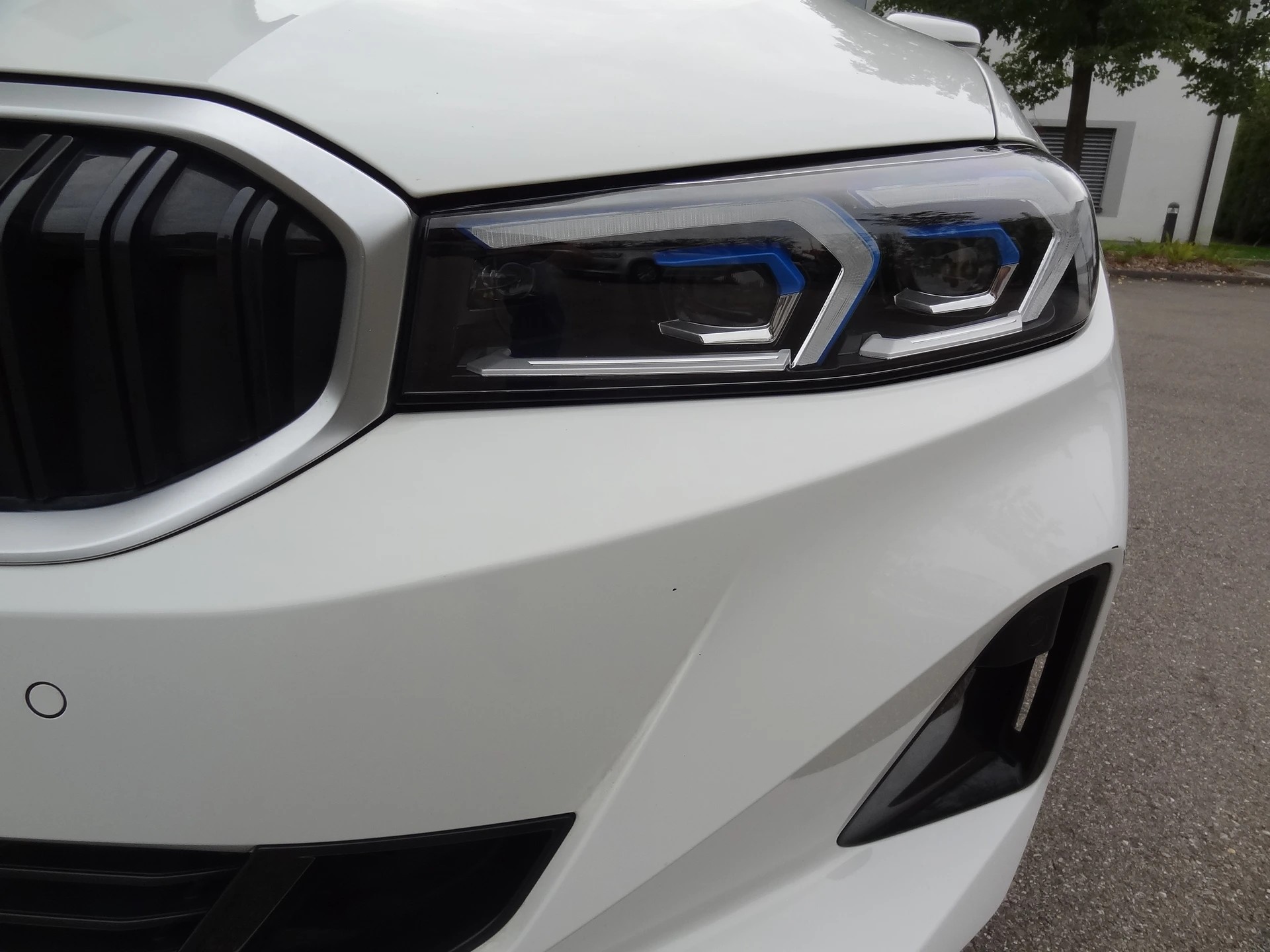 BMW 330e x DriveTouring Steptronic-image-17