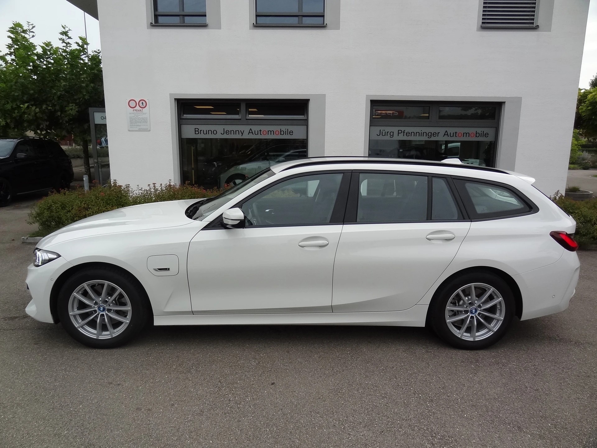 BMW 330e x DriveTouring Steptronic-showroom-element-1