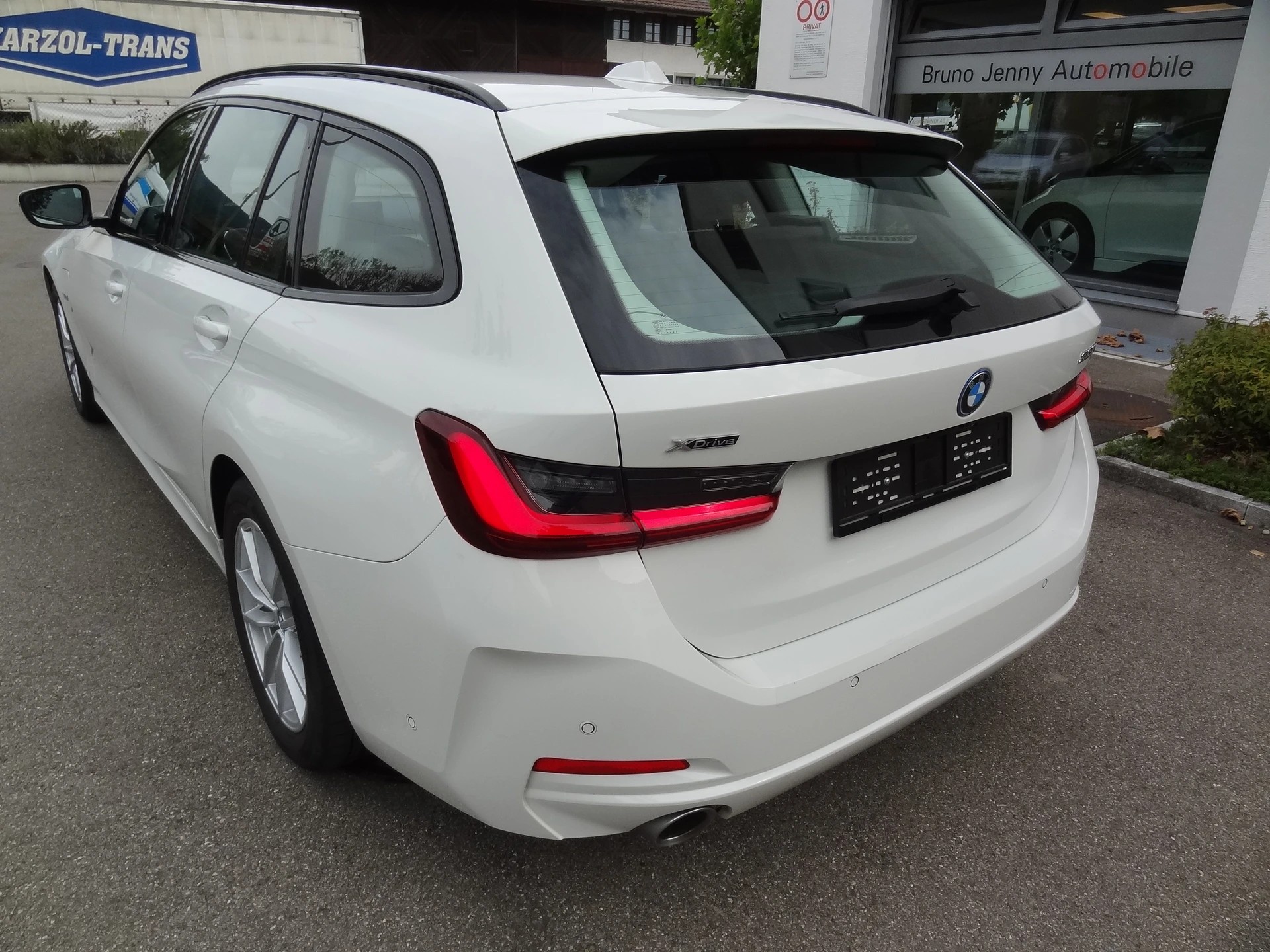 BMW 330e x DriveTouring Steptronic-showroom-element-2