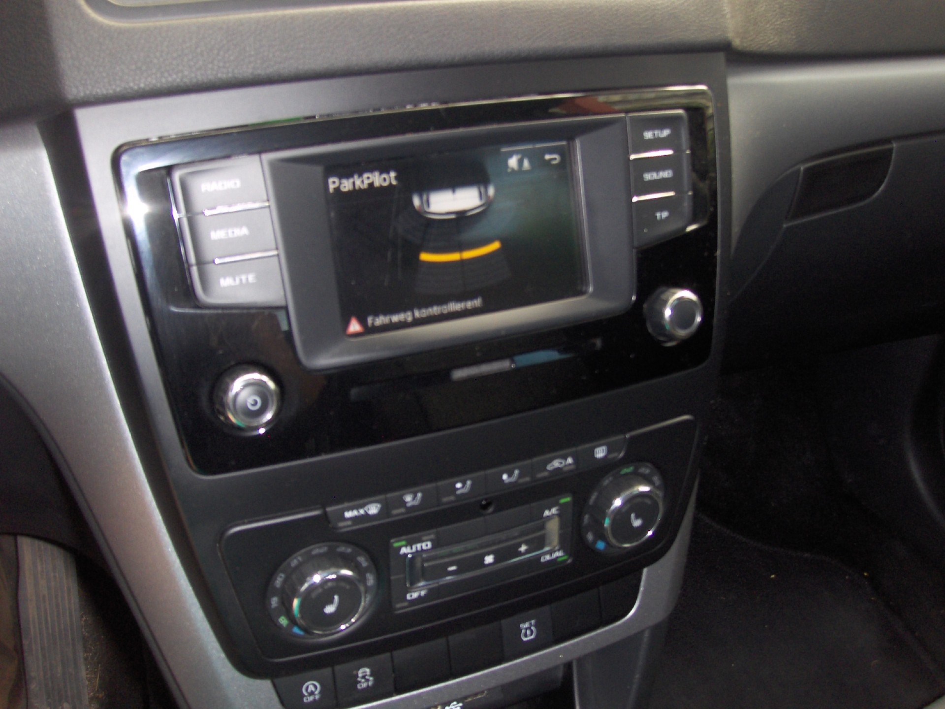 SKODA Yeti 1.4 TSI Active 4x4-image-8