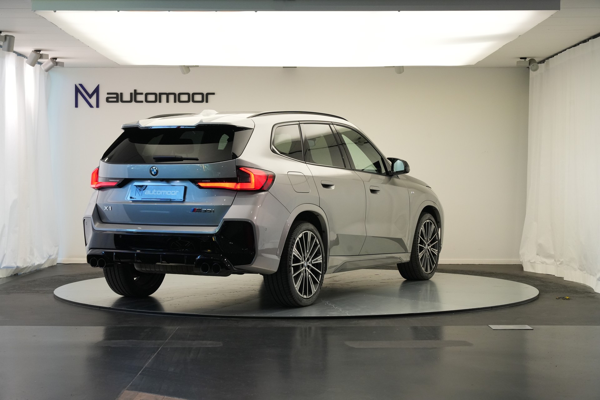 BMW X1 xDrive M35i *CH-Fahrzeug* *M Sportsitze*-image-4