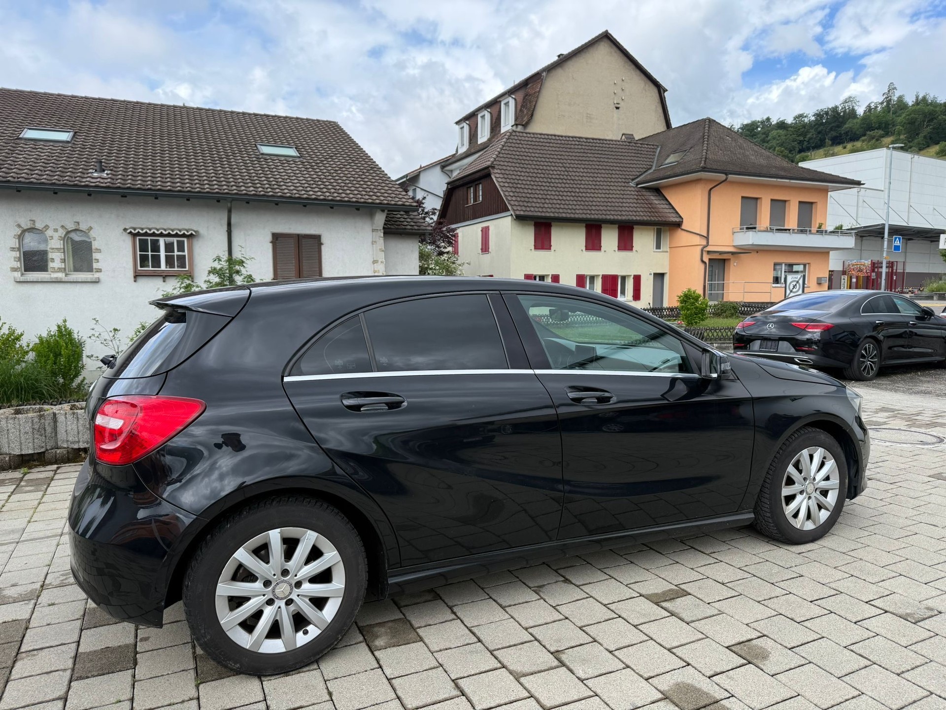 MERCEDES-BENZ A 180 Urban-showroom-element-2