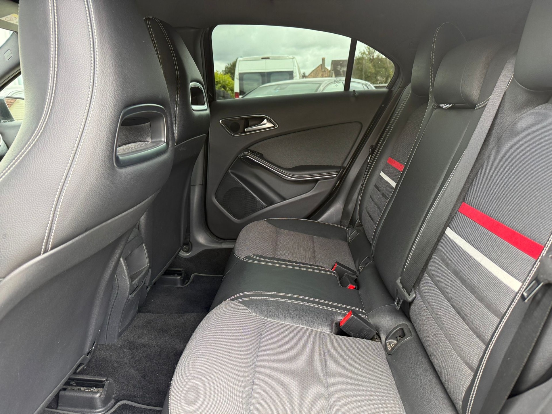 MERCEDES-BENZ A 180 Urban-image-11
