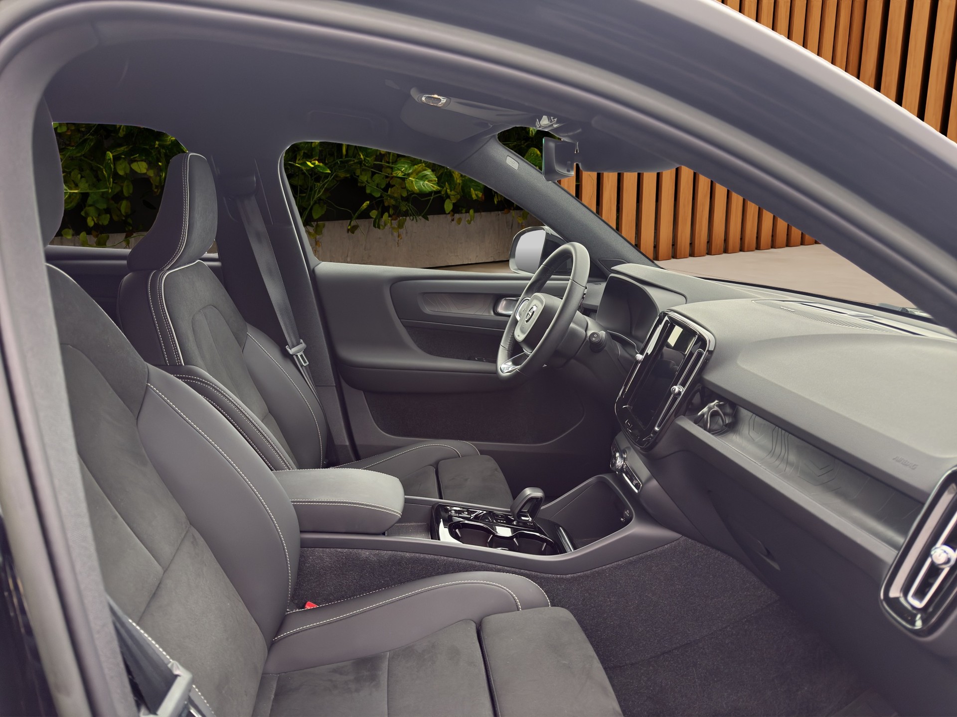VOLVO XC40 1.5 T4 PiH Plus Dark-image-15