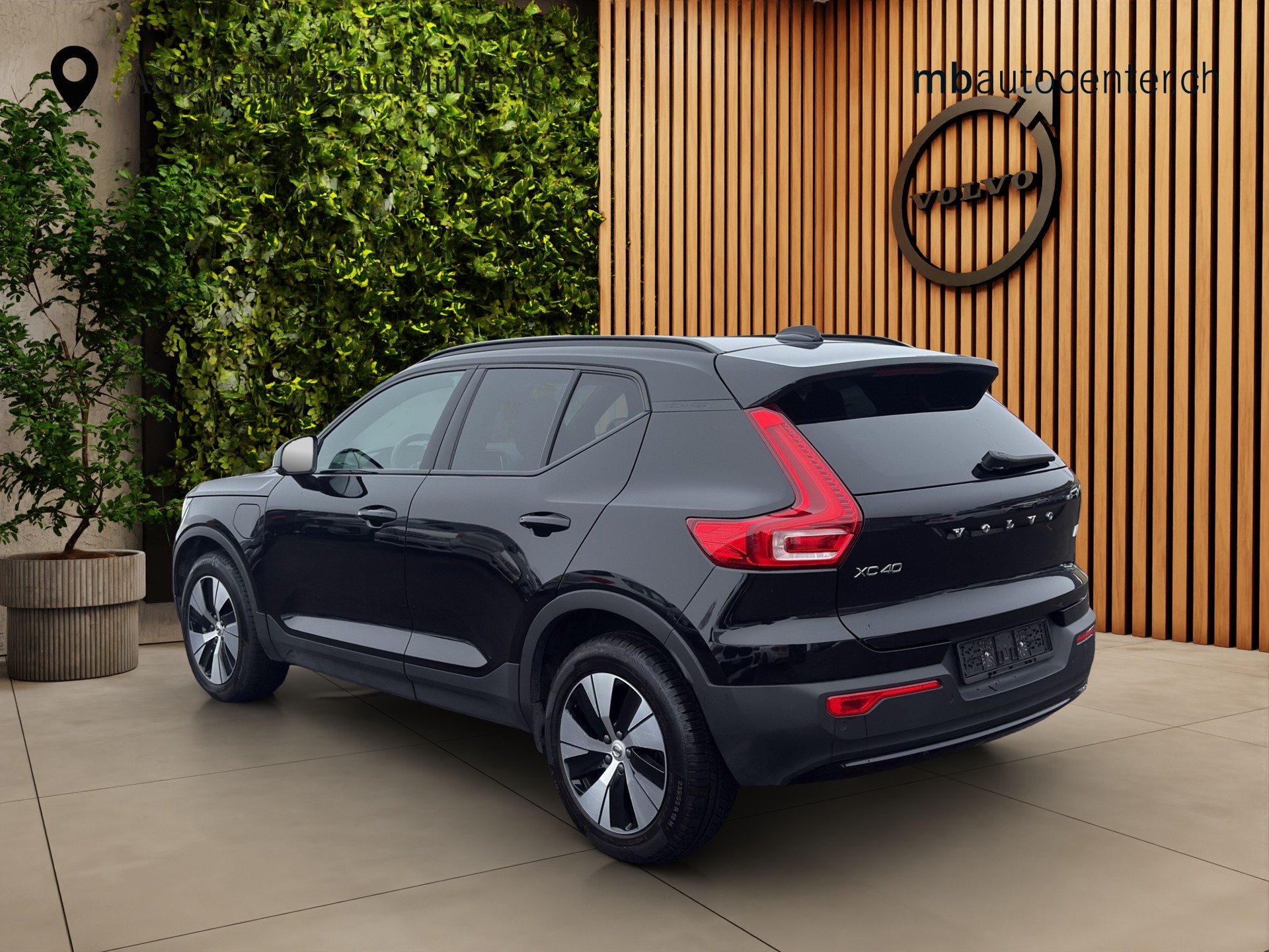 VOLVO XC40 1.5 T4 PiH Plus Dark-showroom-element-2