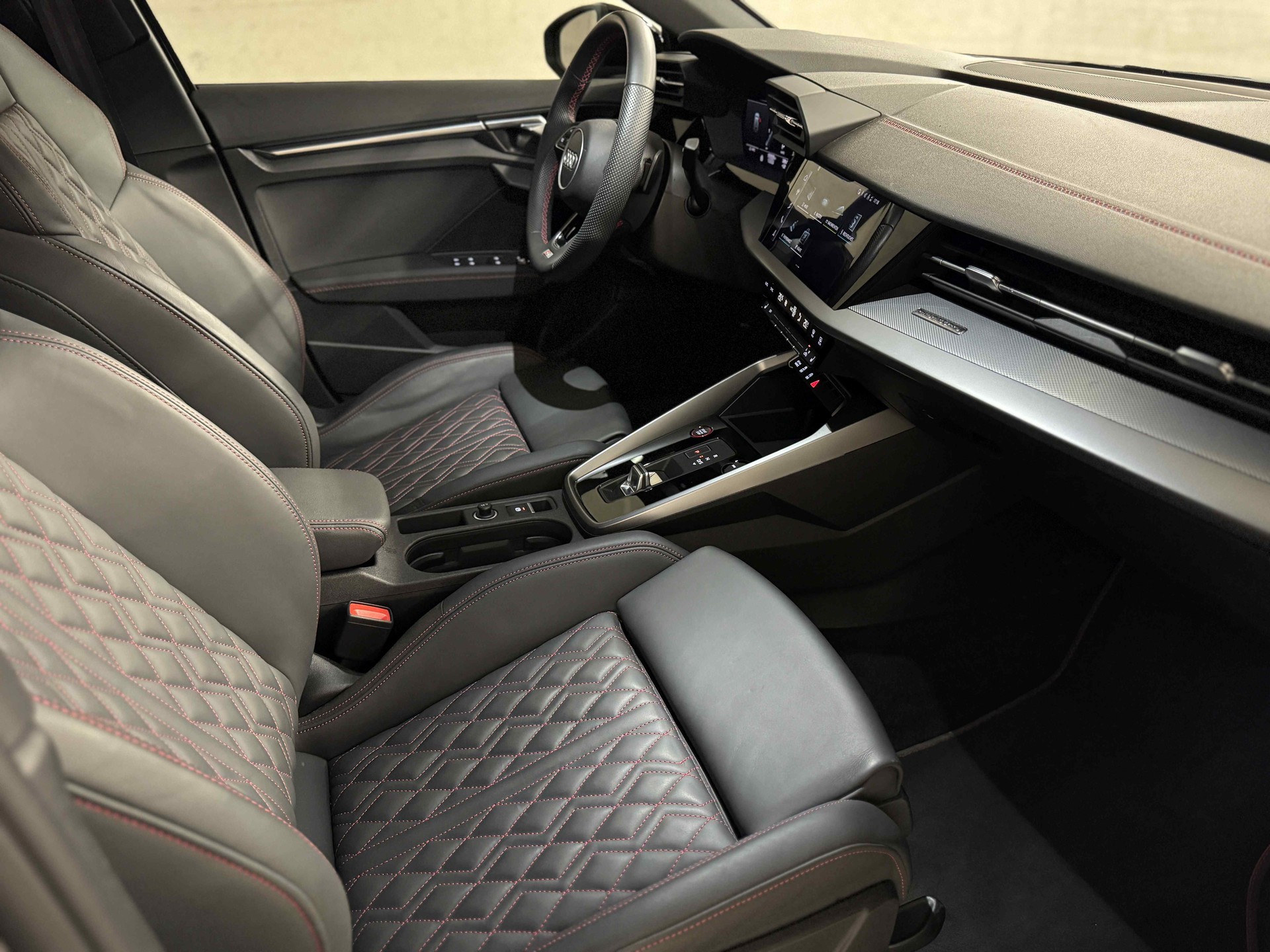 AUDI S3 Sportback 2.0 TFSI quattro S-tronic-image-12