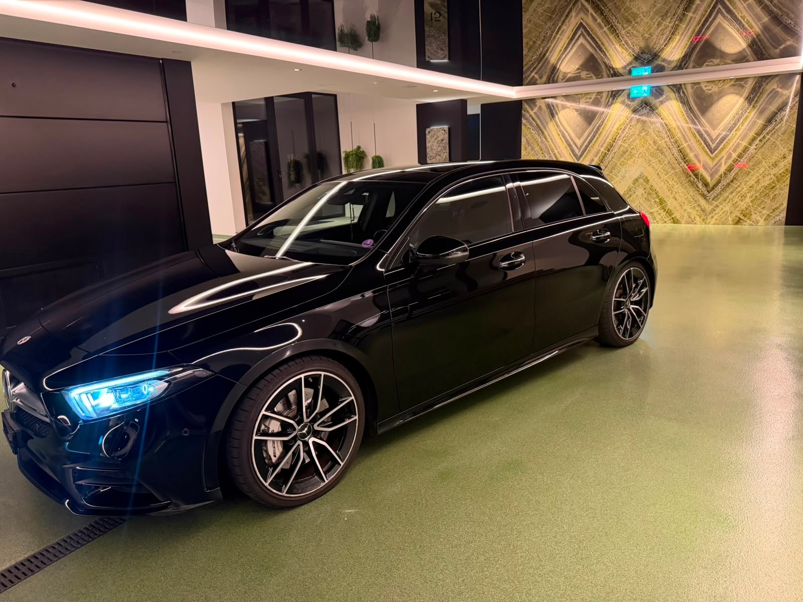 MERCEDES-BENZ A 35 AMG 4Matic Speedshift-showroom-element-1
