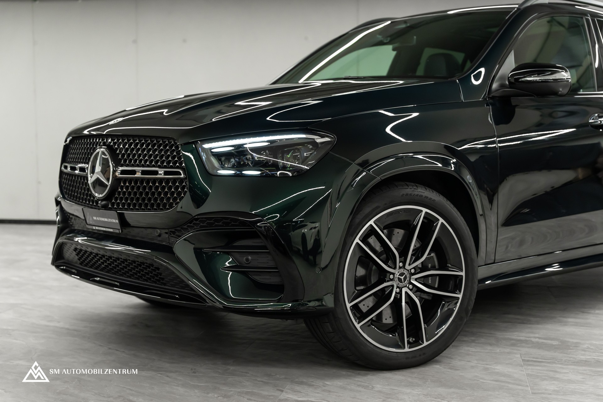 MERCEDES-BENZ GLE 450 AMG Line 4matic / Panorama / 360° / Head-Up / Smaragdgrün Metallic-showroom-element-3