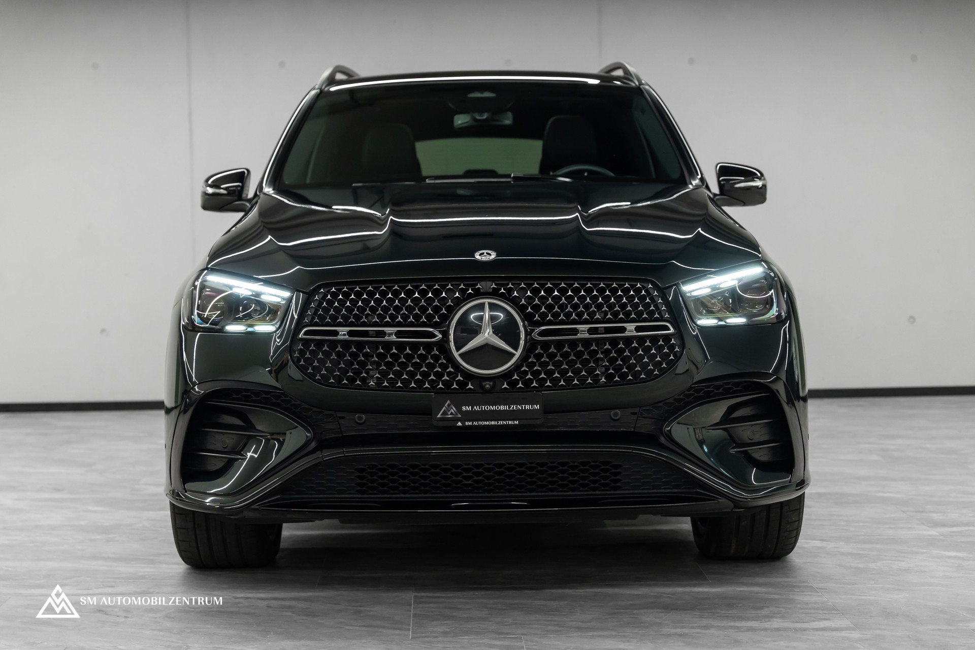 MERCEDES-BENZ GLE 450 AMG Line 4matic / Panorama / 360° / Head-Up / Smaragdgrün Metallic-showroom-element-1