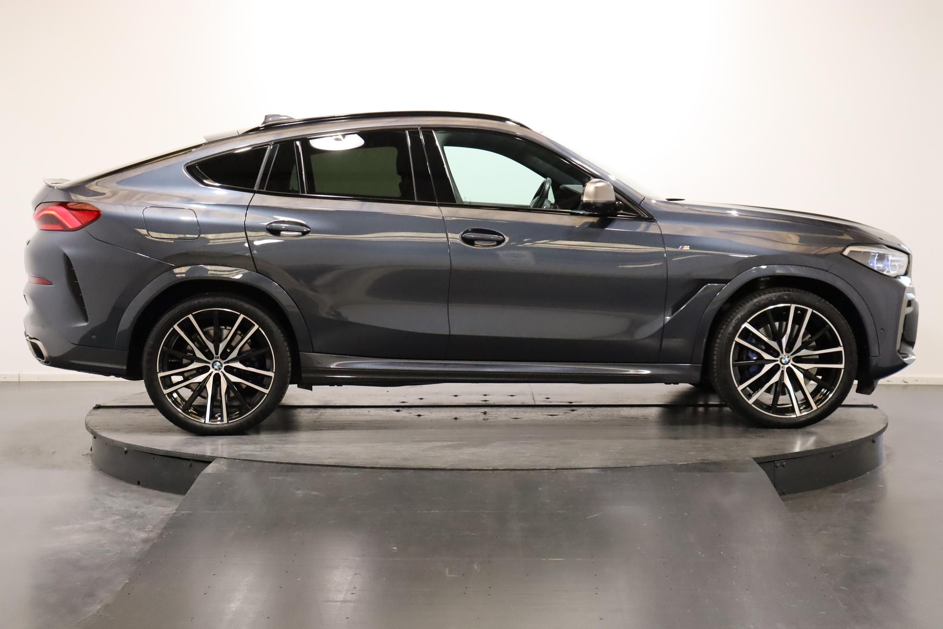 BMW X6 M50i-showroom-element-3