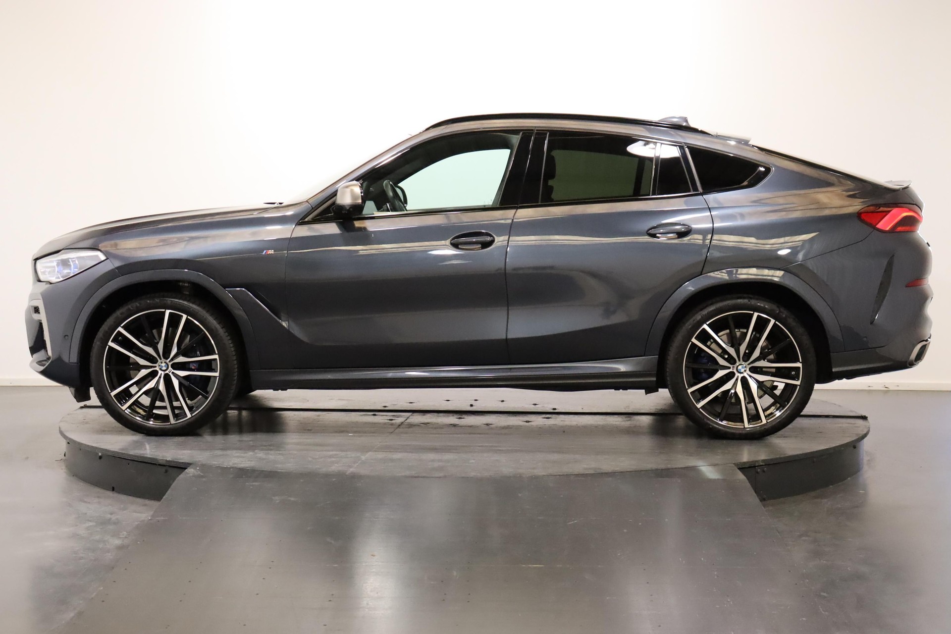 BMW X6 M50i-showroom-element-2