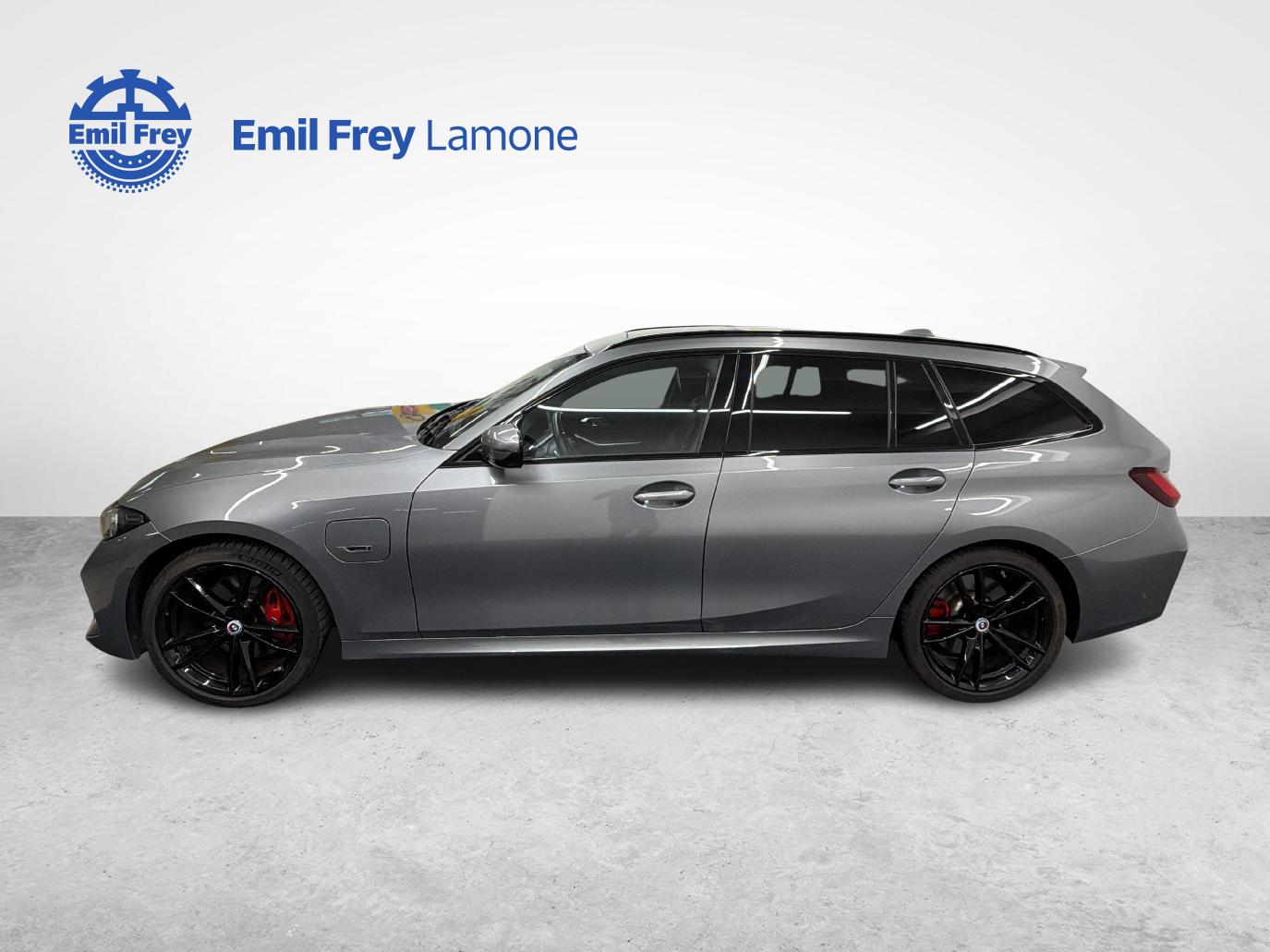 BMW 330e xDrive Touring-showroom-element-3