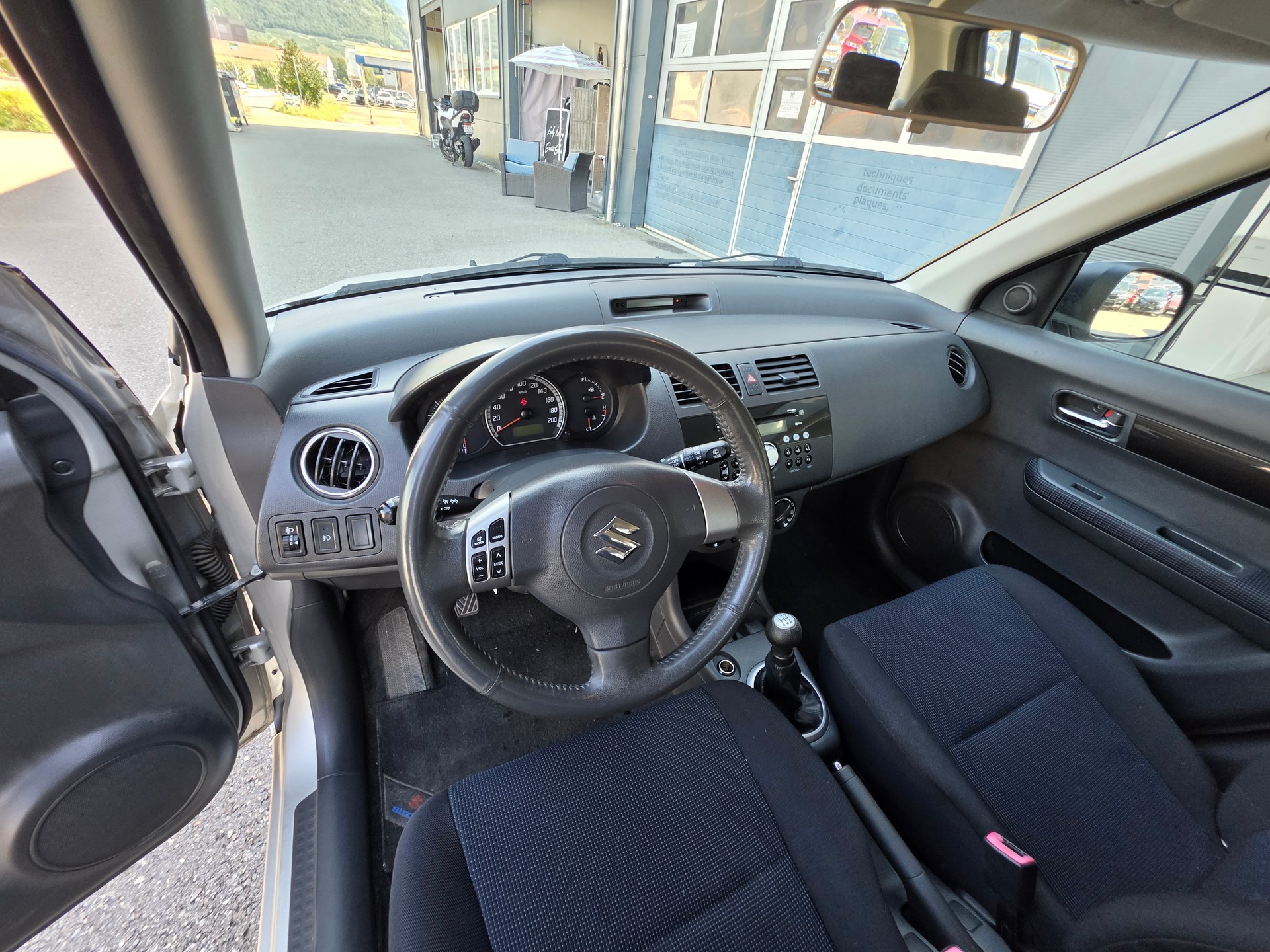 SUZUKI Swift 1.3i 16V GL Top 4x4-image-9