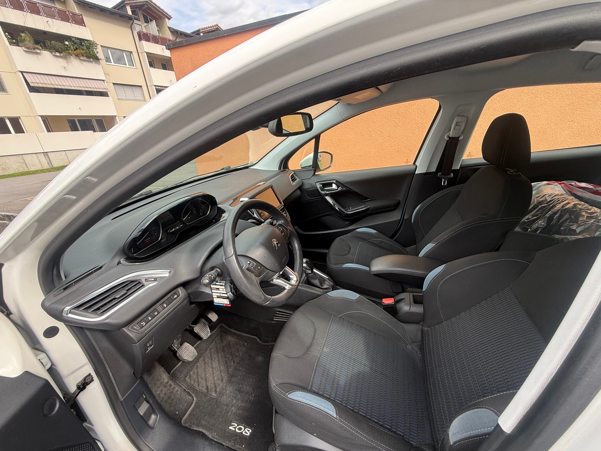 PEUGEOT 208 1.2 THP Roland Garros-image-9