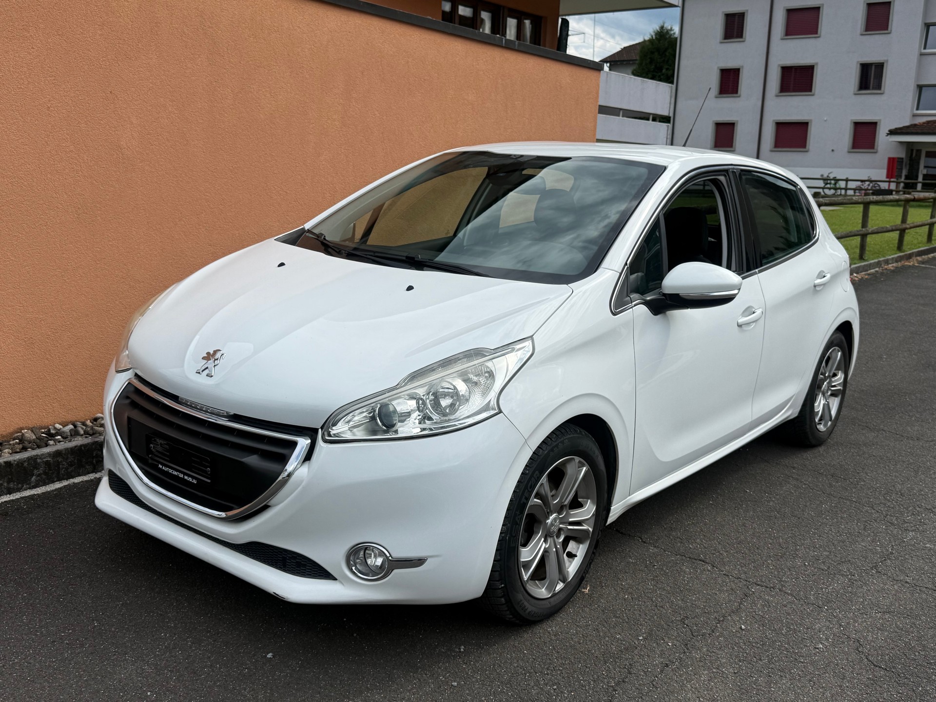 PEUGEOT 208 1.2 THP Roland Garros-image-2