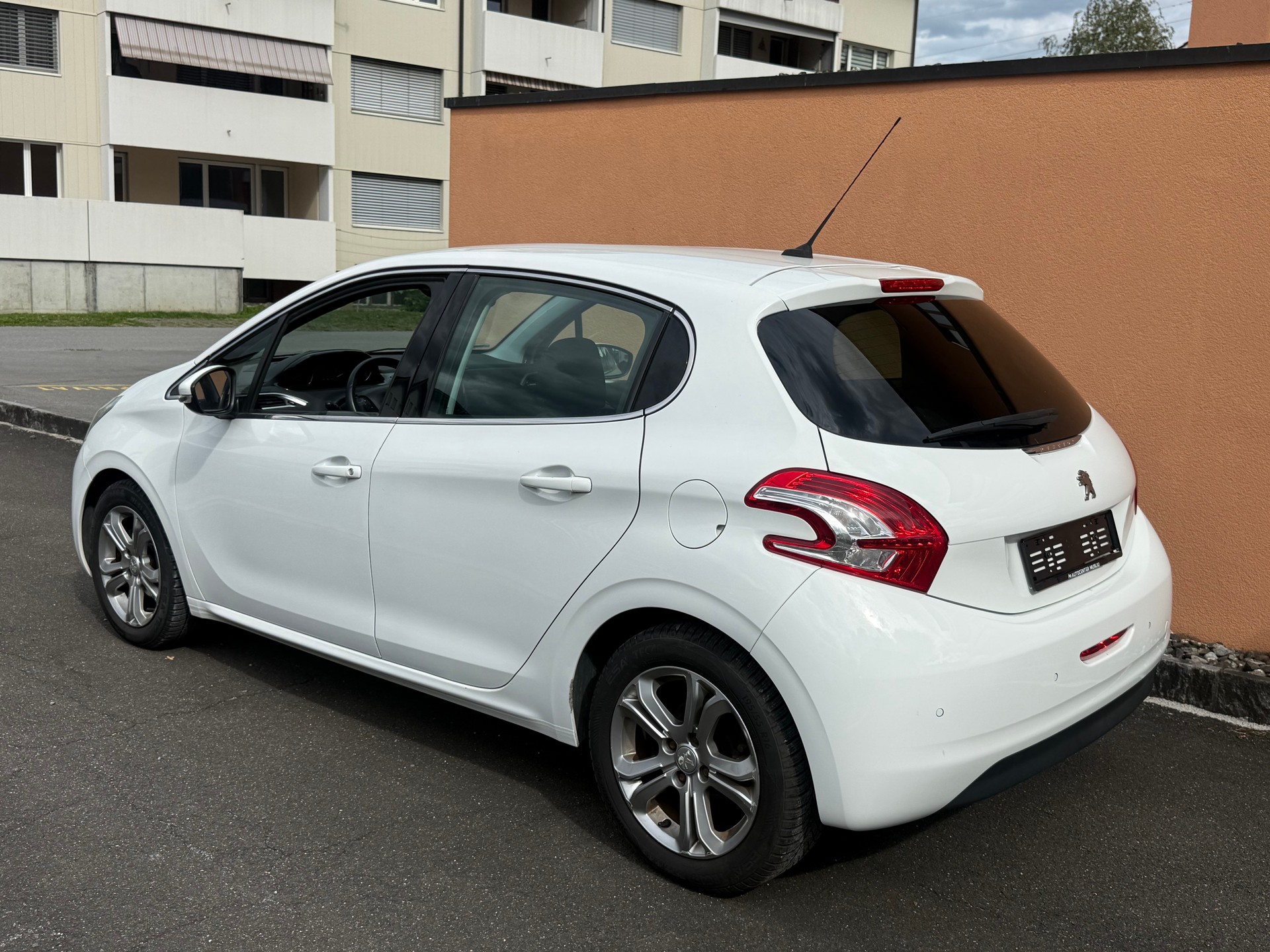 PEUGEOT 208 1.2 THP Roland Garros-image-5