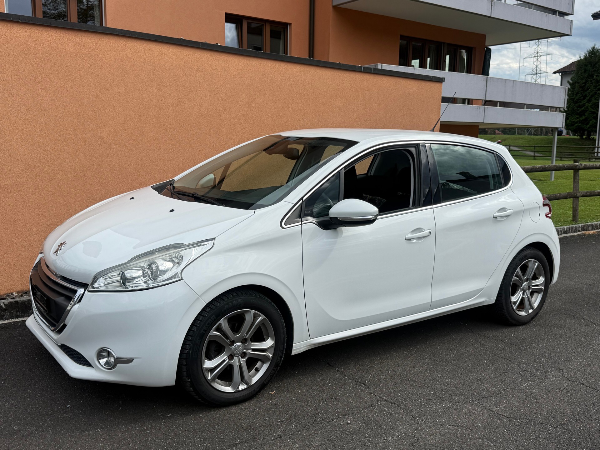 PEUGEOT 208 1.2 THP Roland Garros-image-3