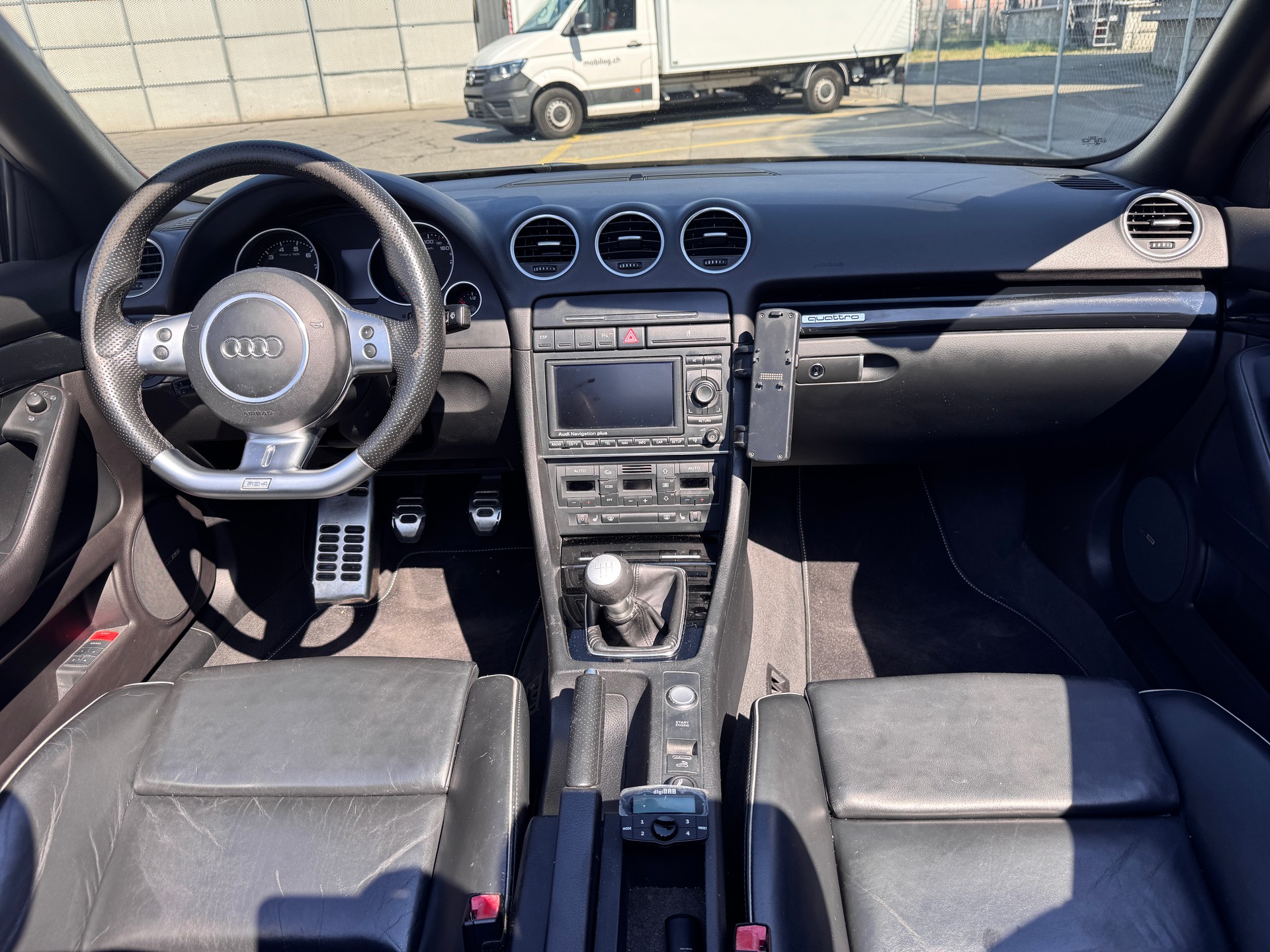AUDI RS4 Cabriolet 4.2 V8 quattro-image-13