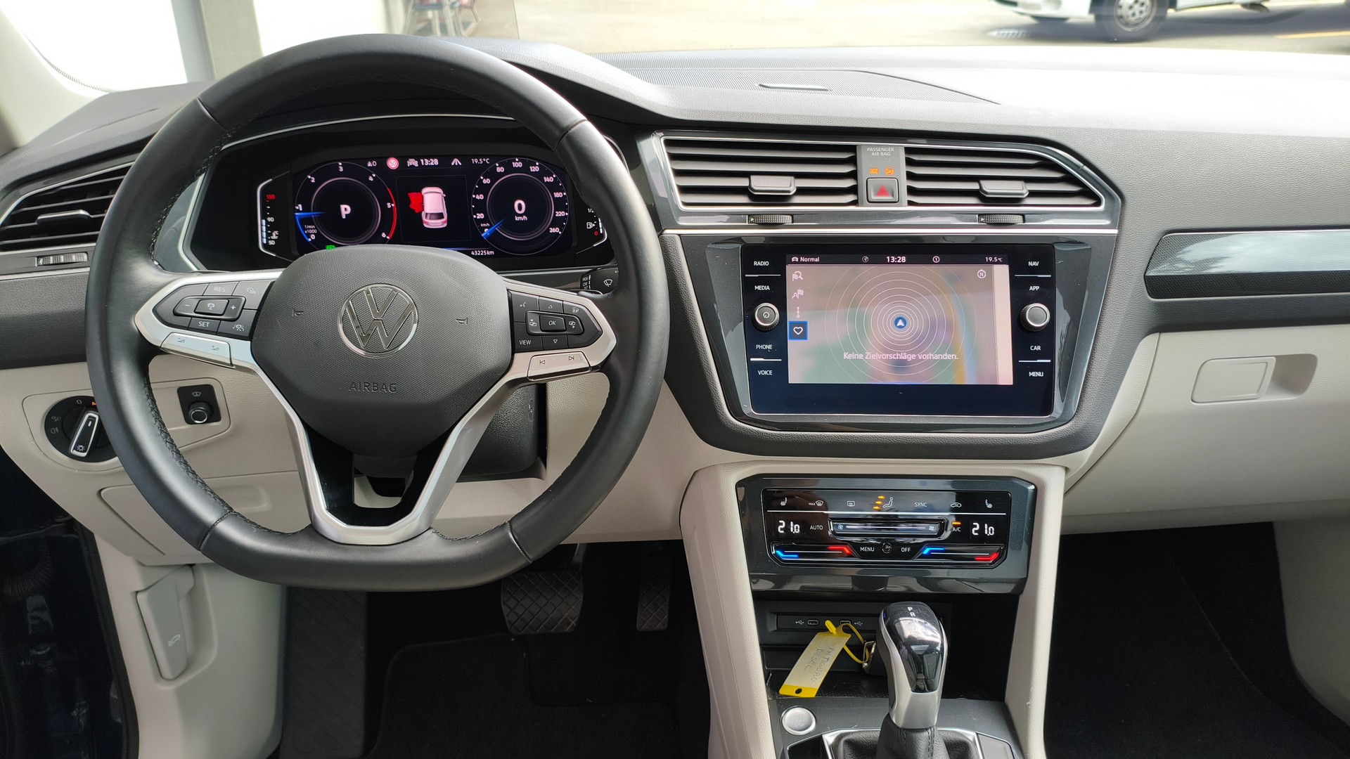 VW Tiguan 2.0 TDI SCR Elegance 4Motion DSG-image-14