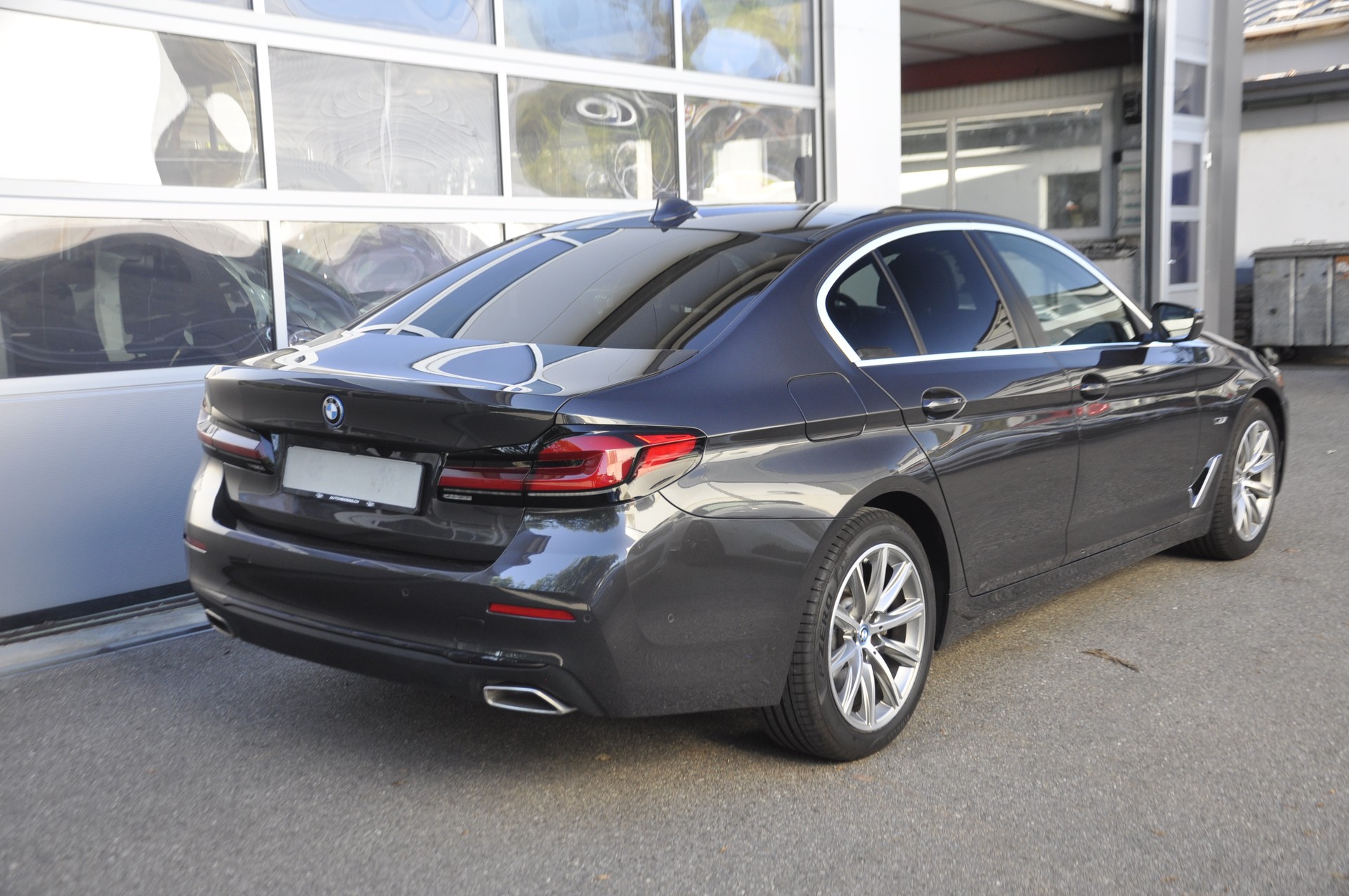 BMW 545e xDrive Colour Edition Steptronic-image-2