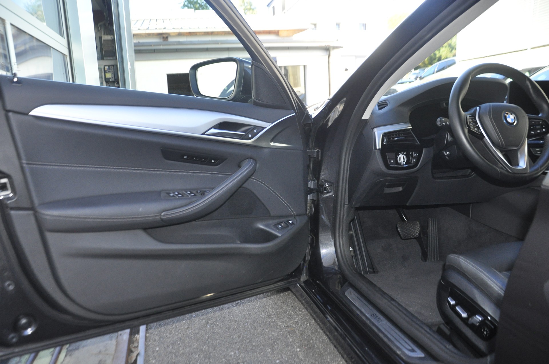BMW 545e xDrive Colour Edition Steptronic-image-3