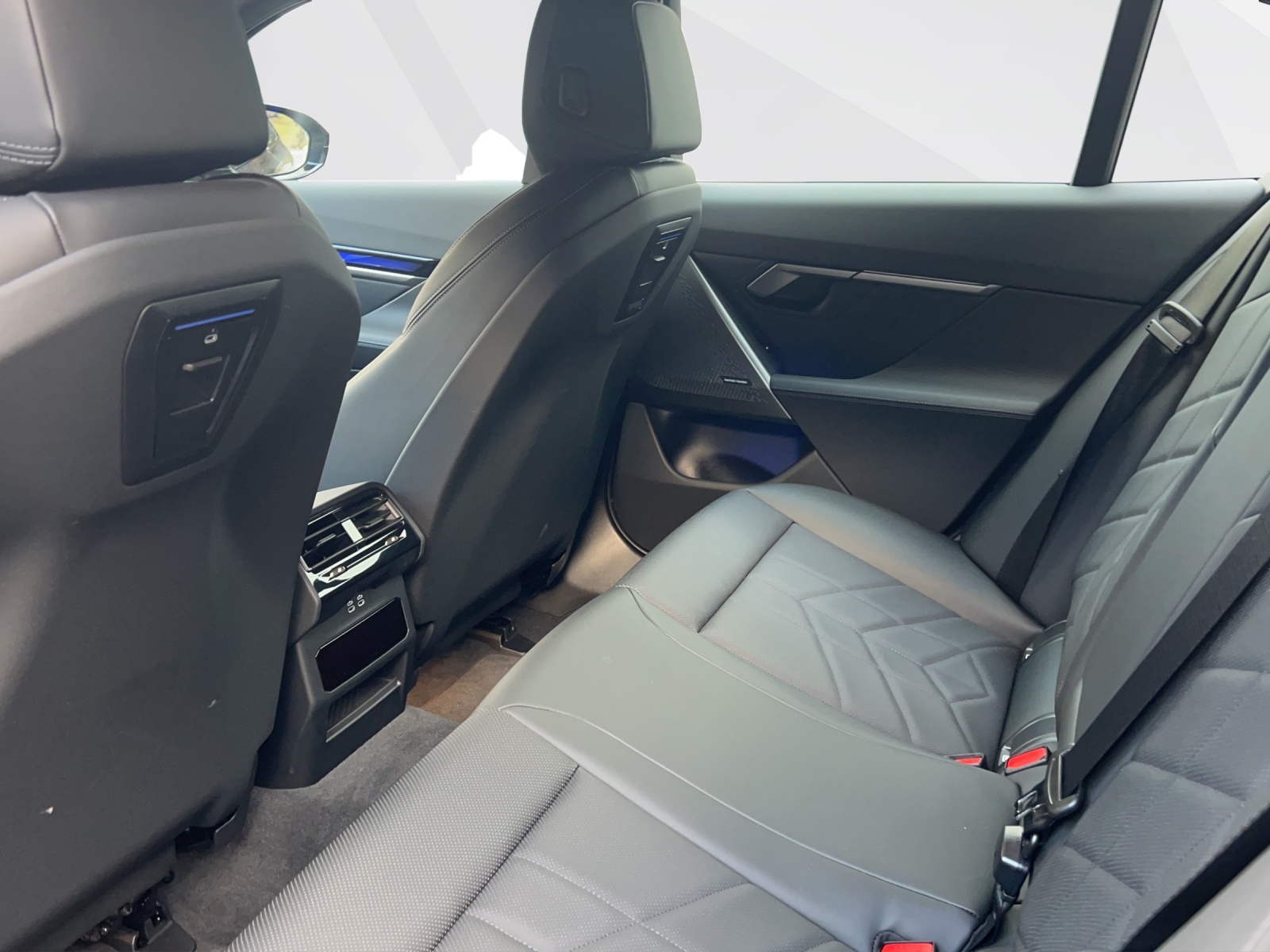 BMW i5 M60 xDrive-image-12