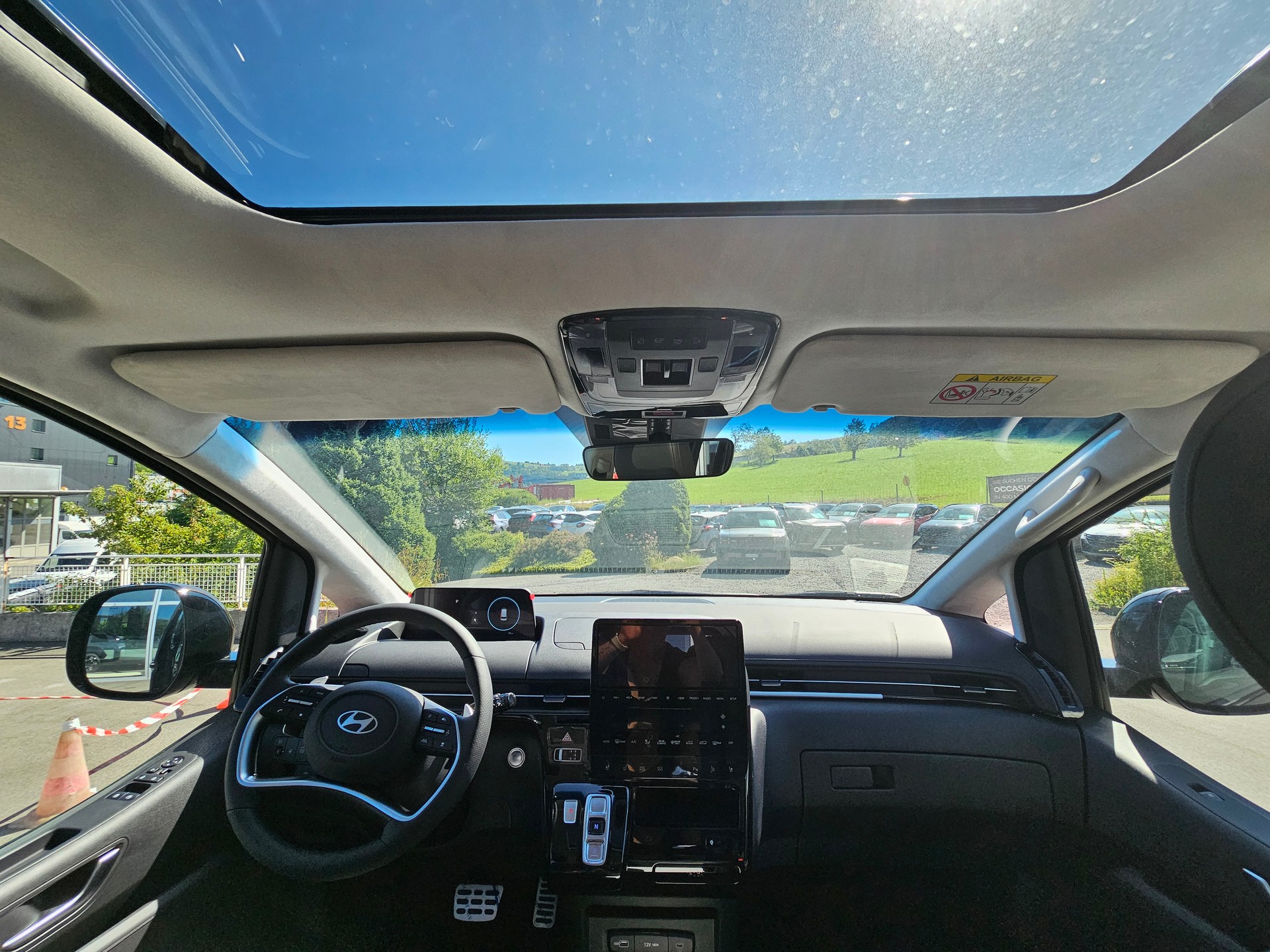 HYUNDAI Staria Premium 1.6 T-GDi HEV Vertex A-image-11