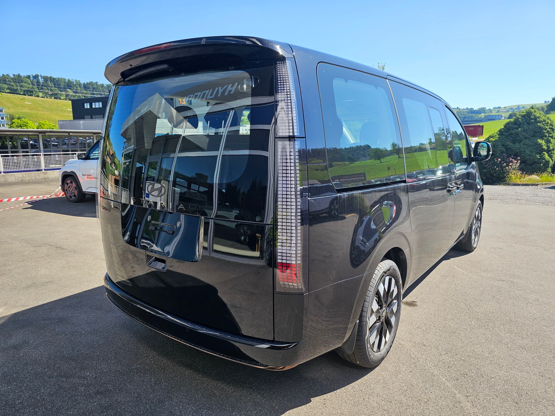 HYUNDAI Staria Premium 1.6 T-GDi HEV Vertex A-image-7