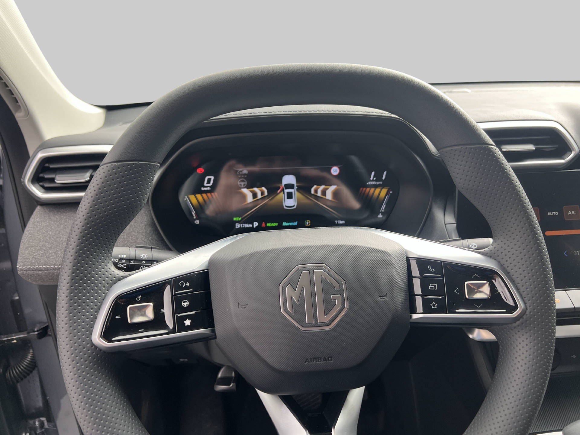 MG ZS 1.5 Hybrid+ Standard-image-6