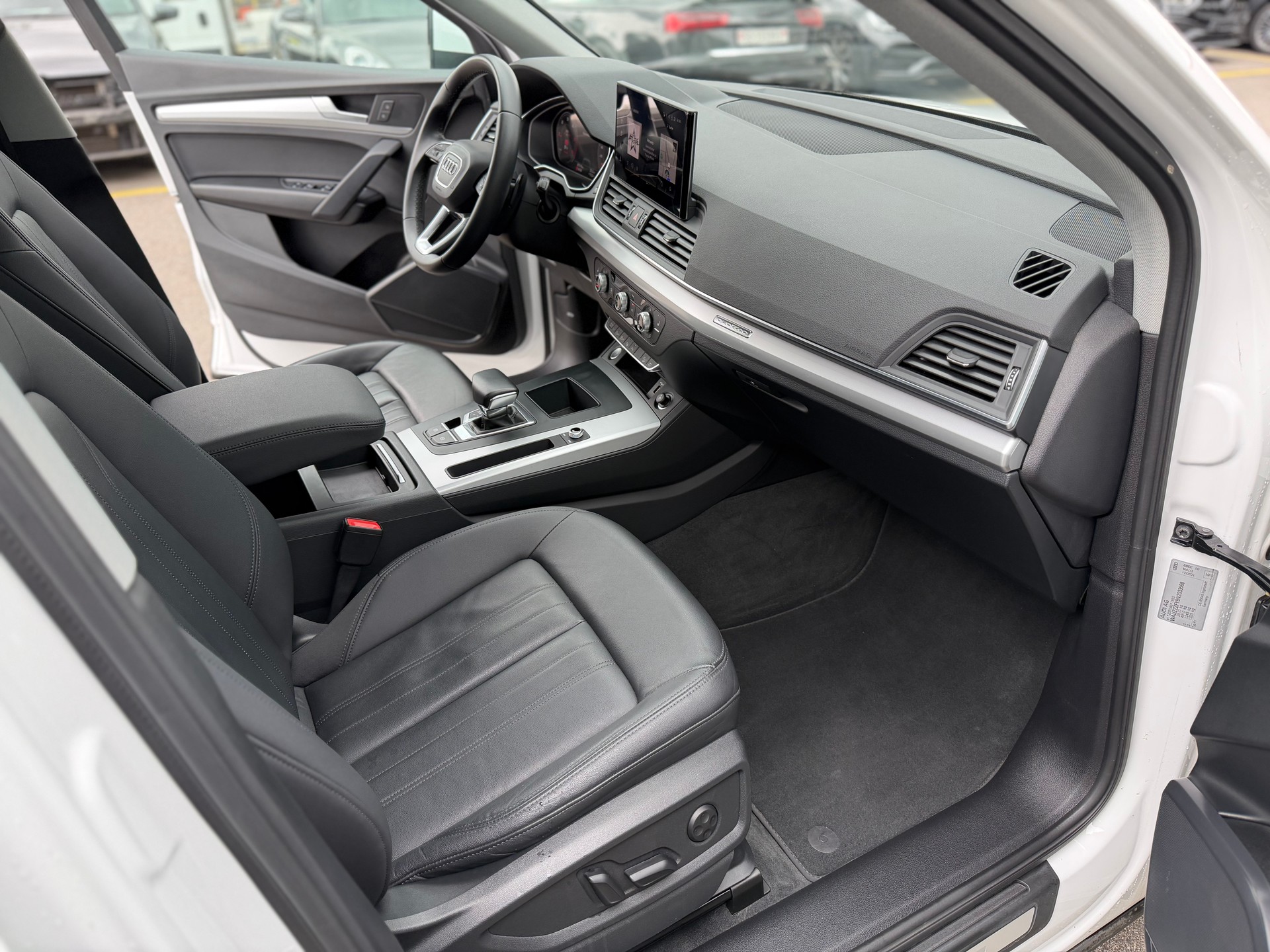 AUDI Q5 40 TDI quattro S-tronic-image-12