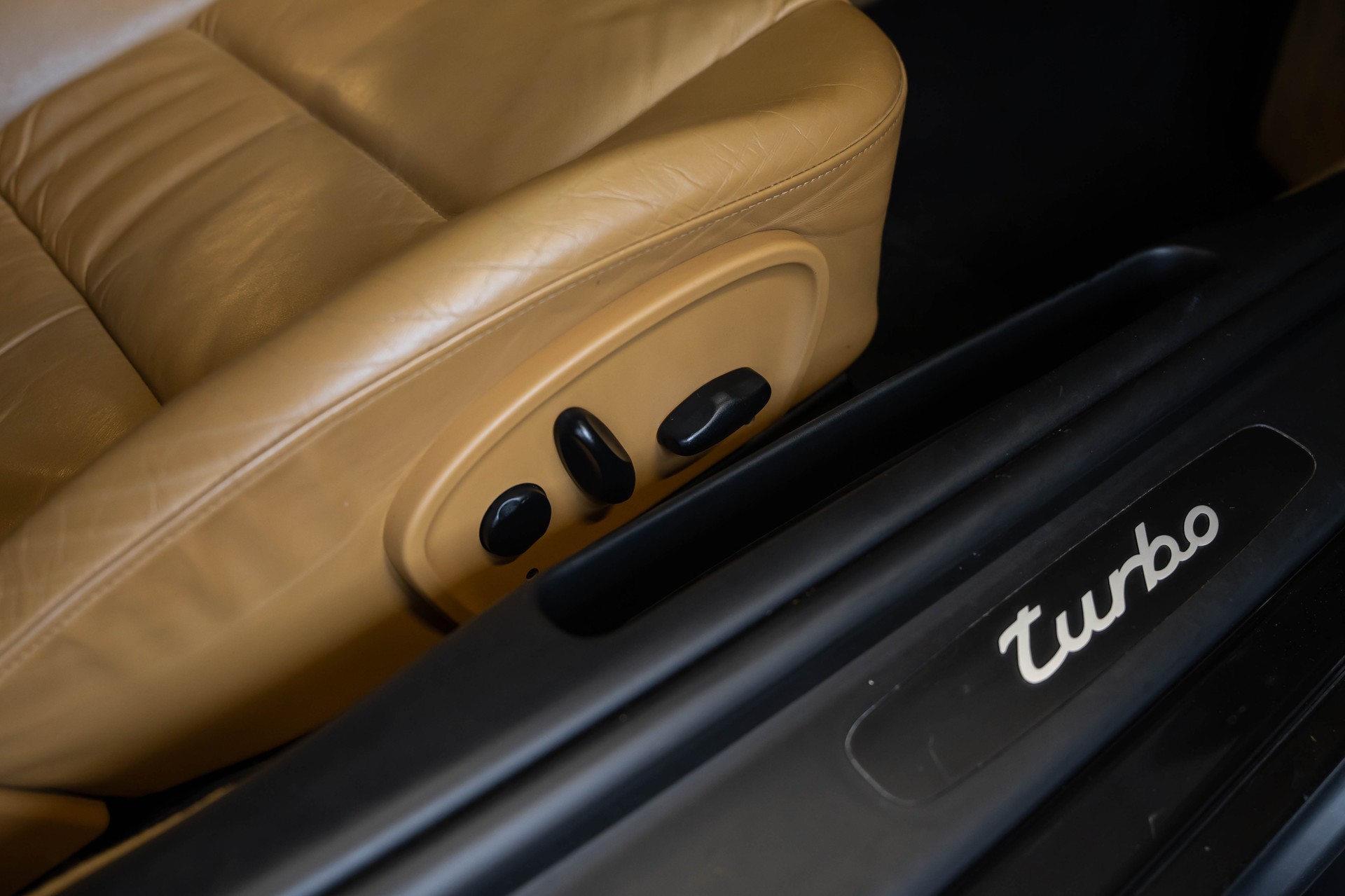 PORSCHE 911 Turbo-image-17