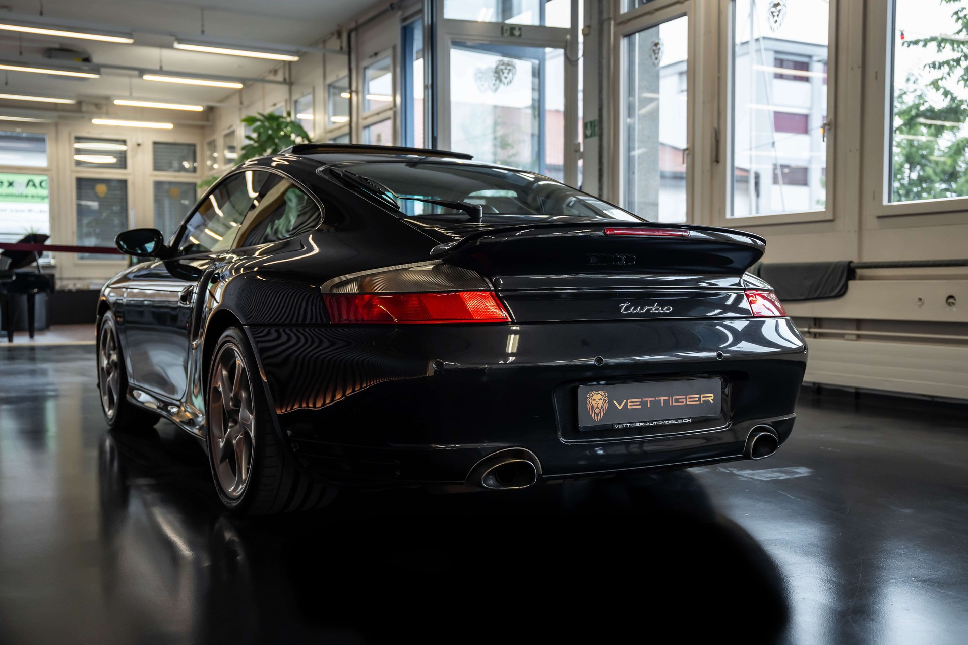 PORSCHE 911 Turbo-showroom-element-3