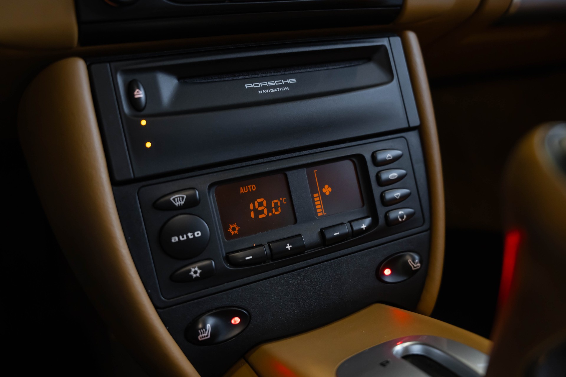 PORSCHE 911 Turbo-image-28