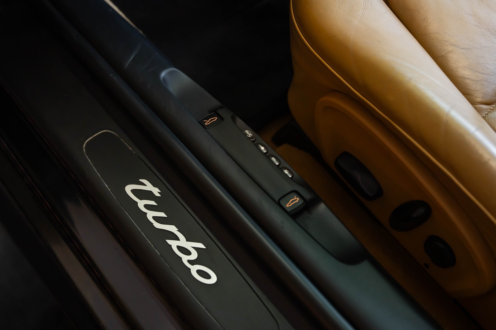PORSCHE 911 Turbo-image-18