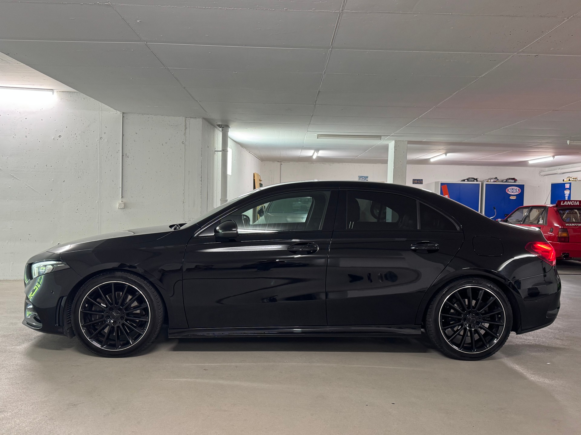 MERCEDES-BENZ A 220 AMG Line 7G-DCT 4Matic Limousine-image-3