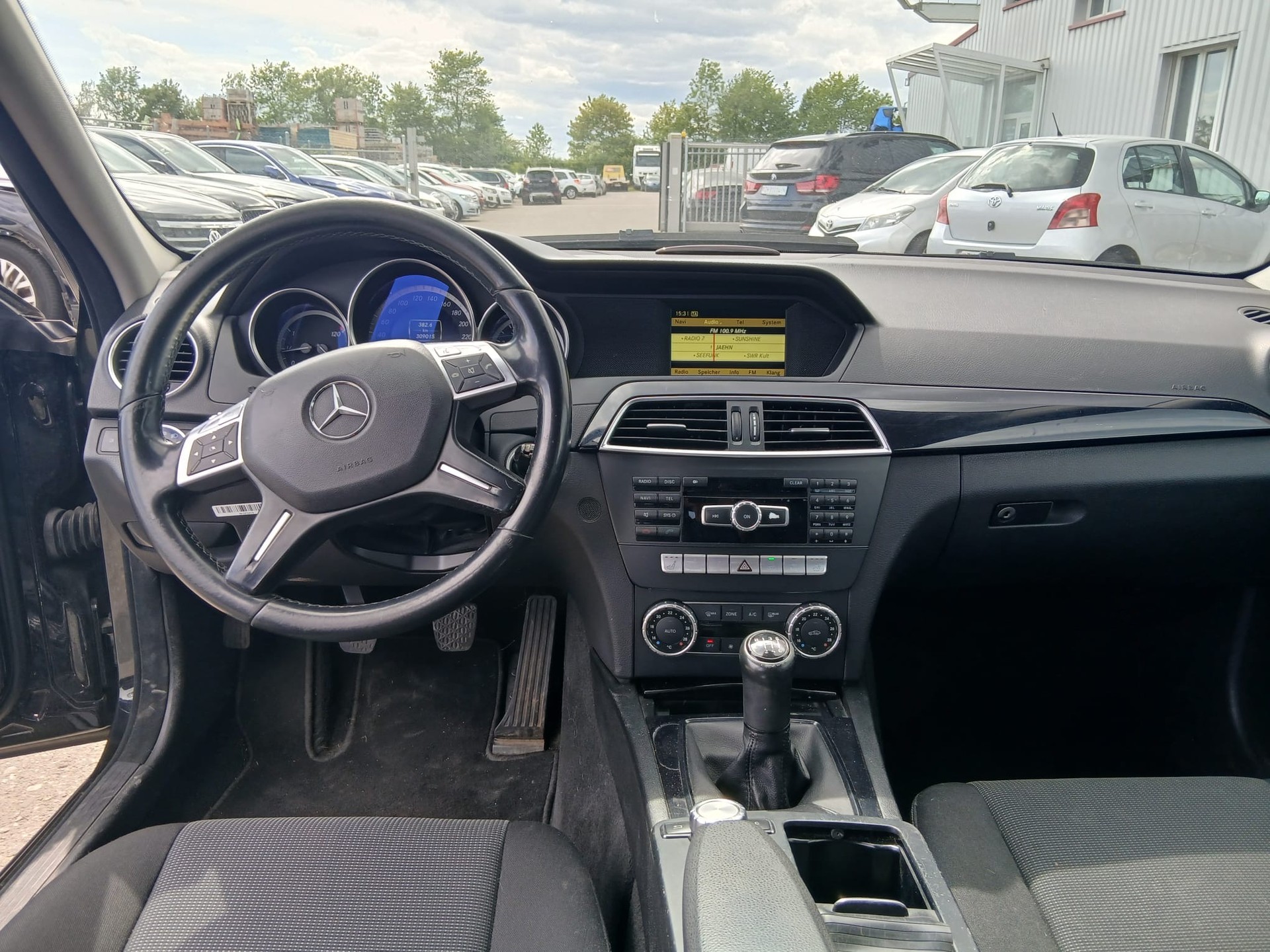 MERCEDES-BENZ C 180 CGI BlueEfficiency Avantgarde-image-3