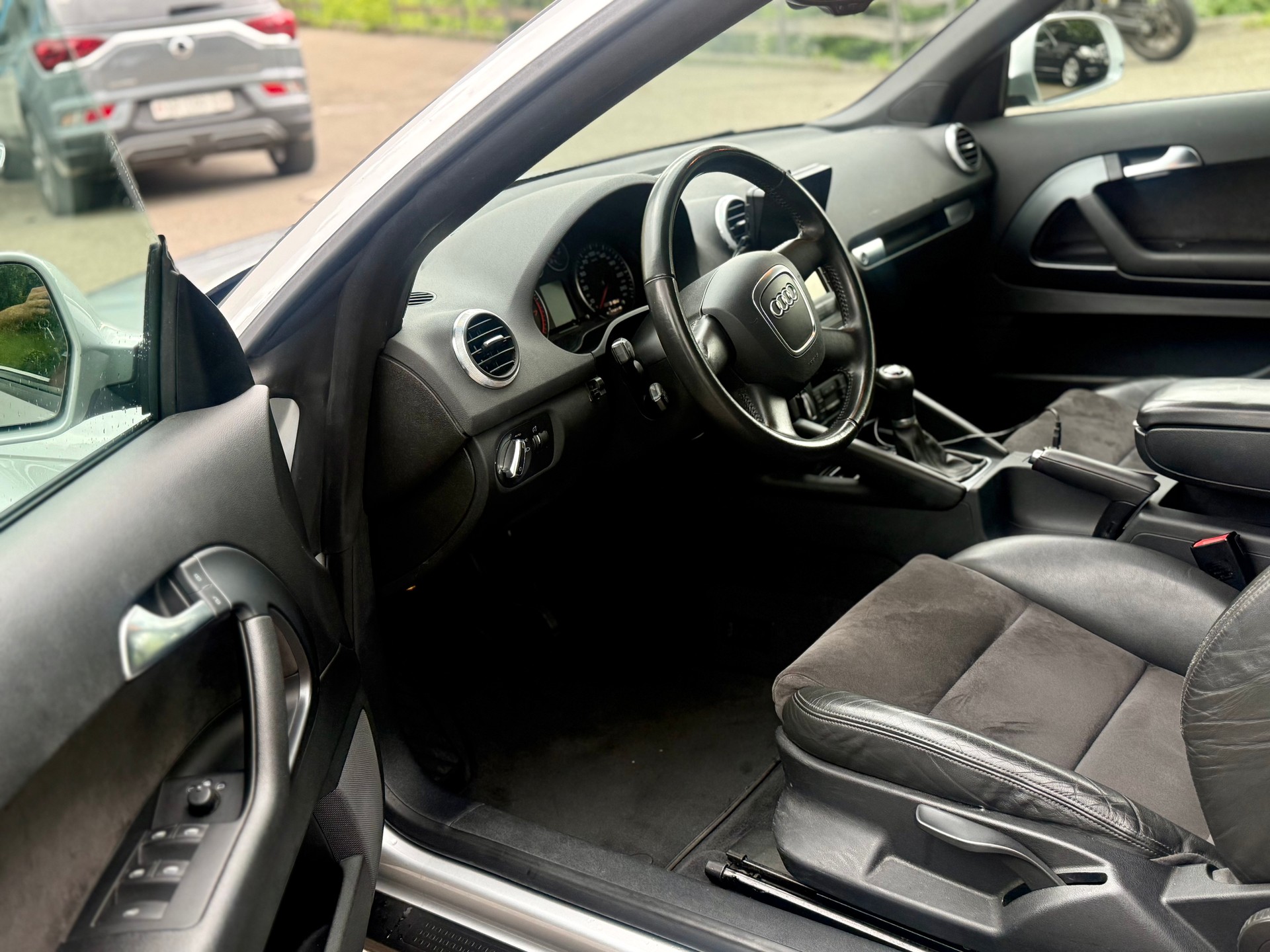 AUDI A3 Cabriolet 1.8 TFSI Ambition-image-10