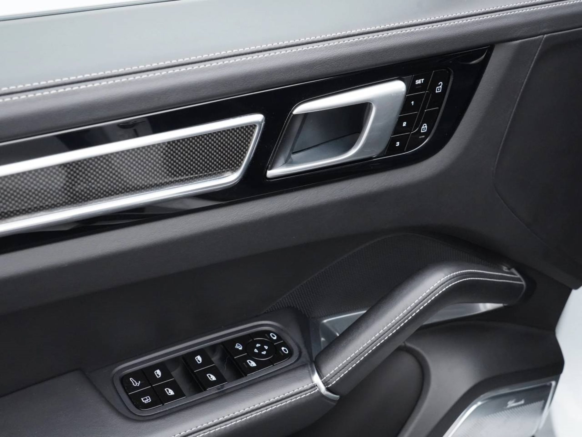 PORSCHE Cayenne Turbo S E-Hybrid Coupé-image-21