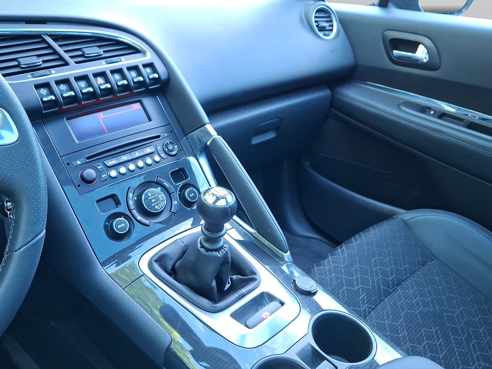 PEUGEOT 3008 1.6 16V T Style-image-12