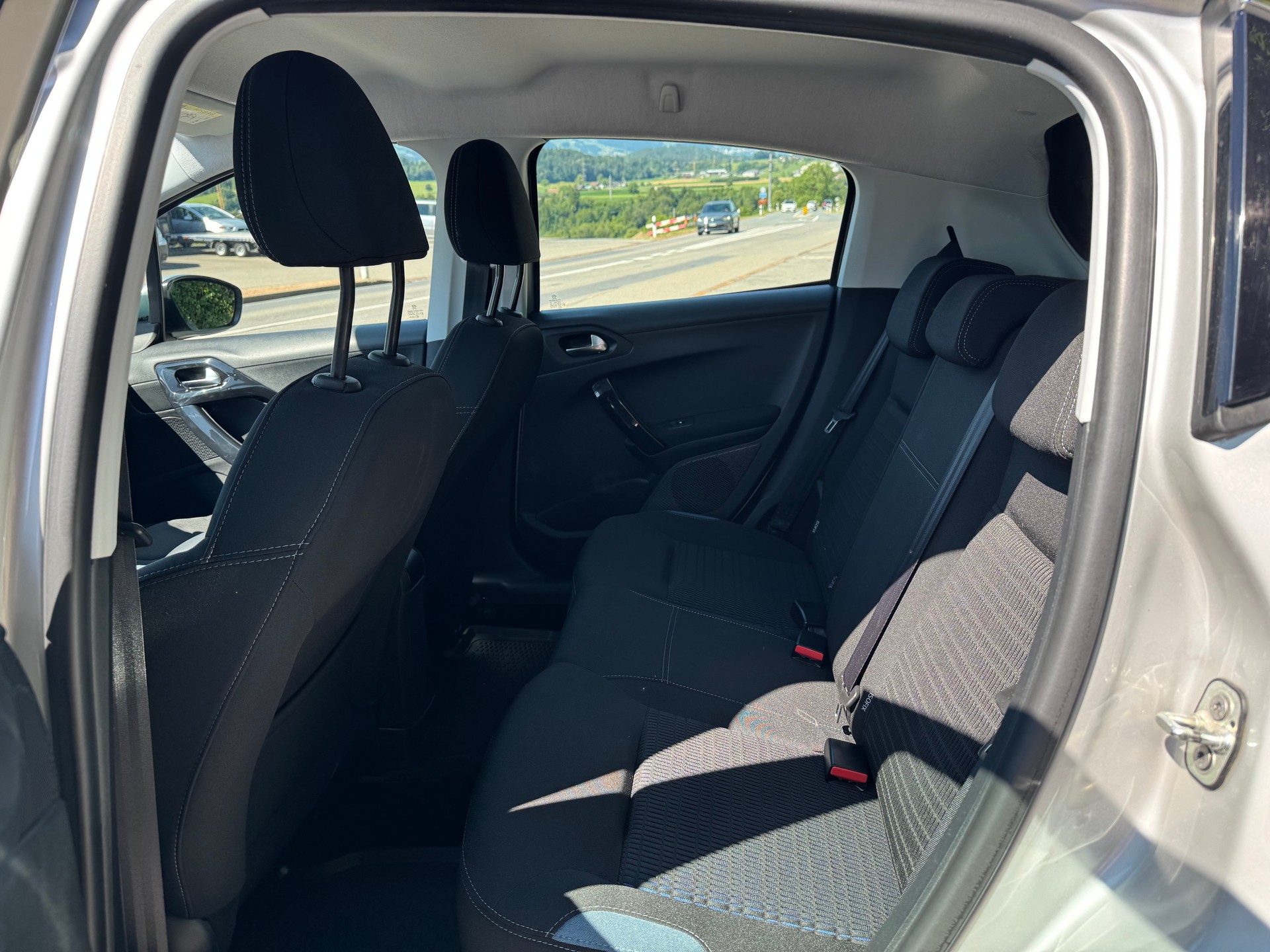 PEUGEOT 208 1.2 THP Allure-image-8