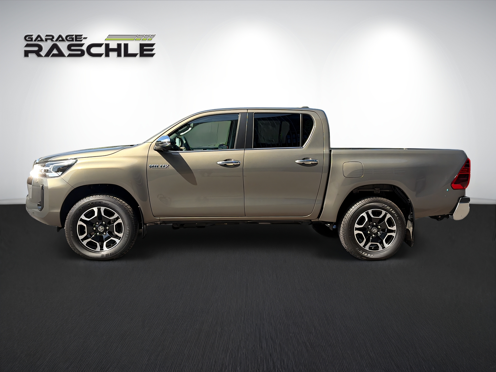 TOYOTA Hilux 2.8d MHEV Style Double Cab 4x4-showroom-element-3