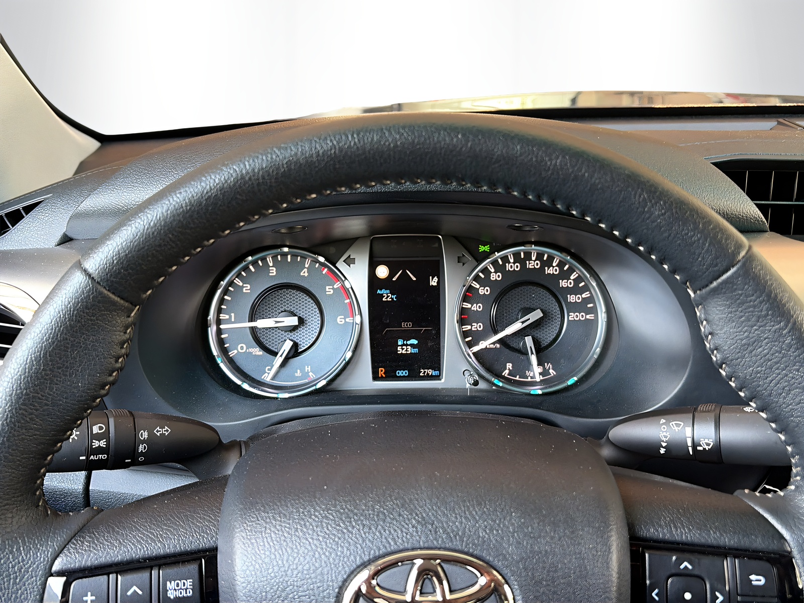 TOYOTA Hilux 2.8d MHEV Style Double Cab 4x4-image-8