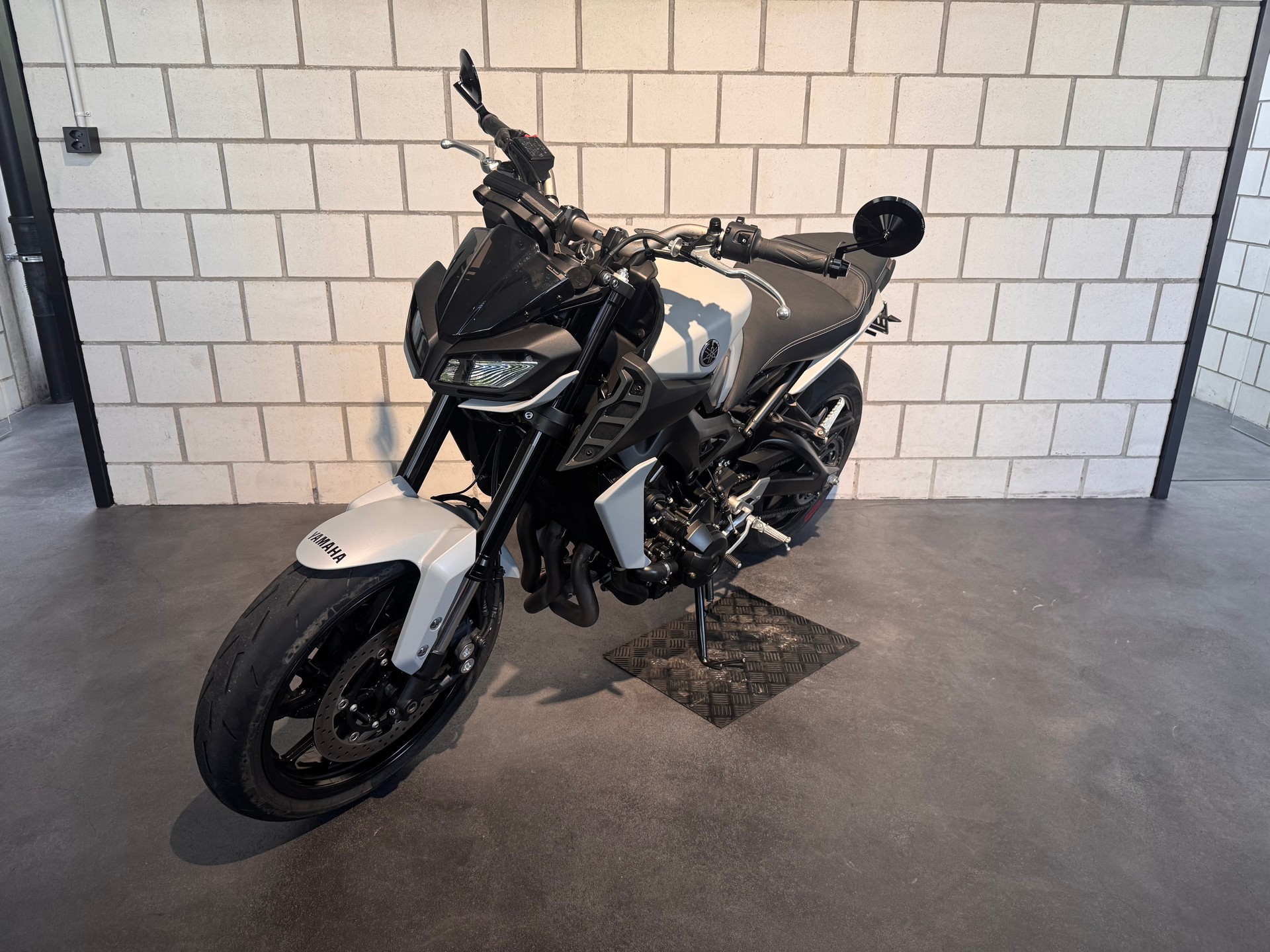 YAMAHA MT-09 ABS-showroom-element-2