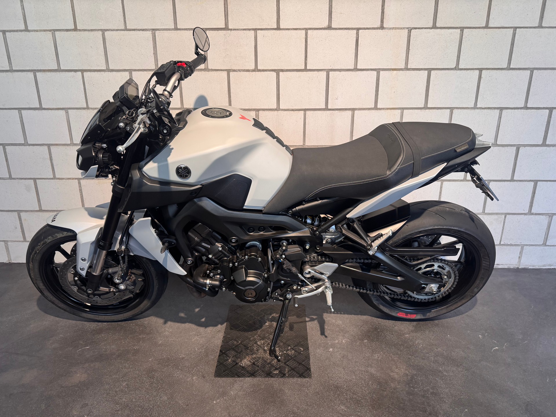 YAMAHA MT-09 ABS-showroom-element-3