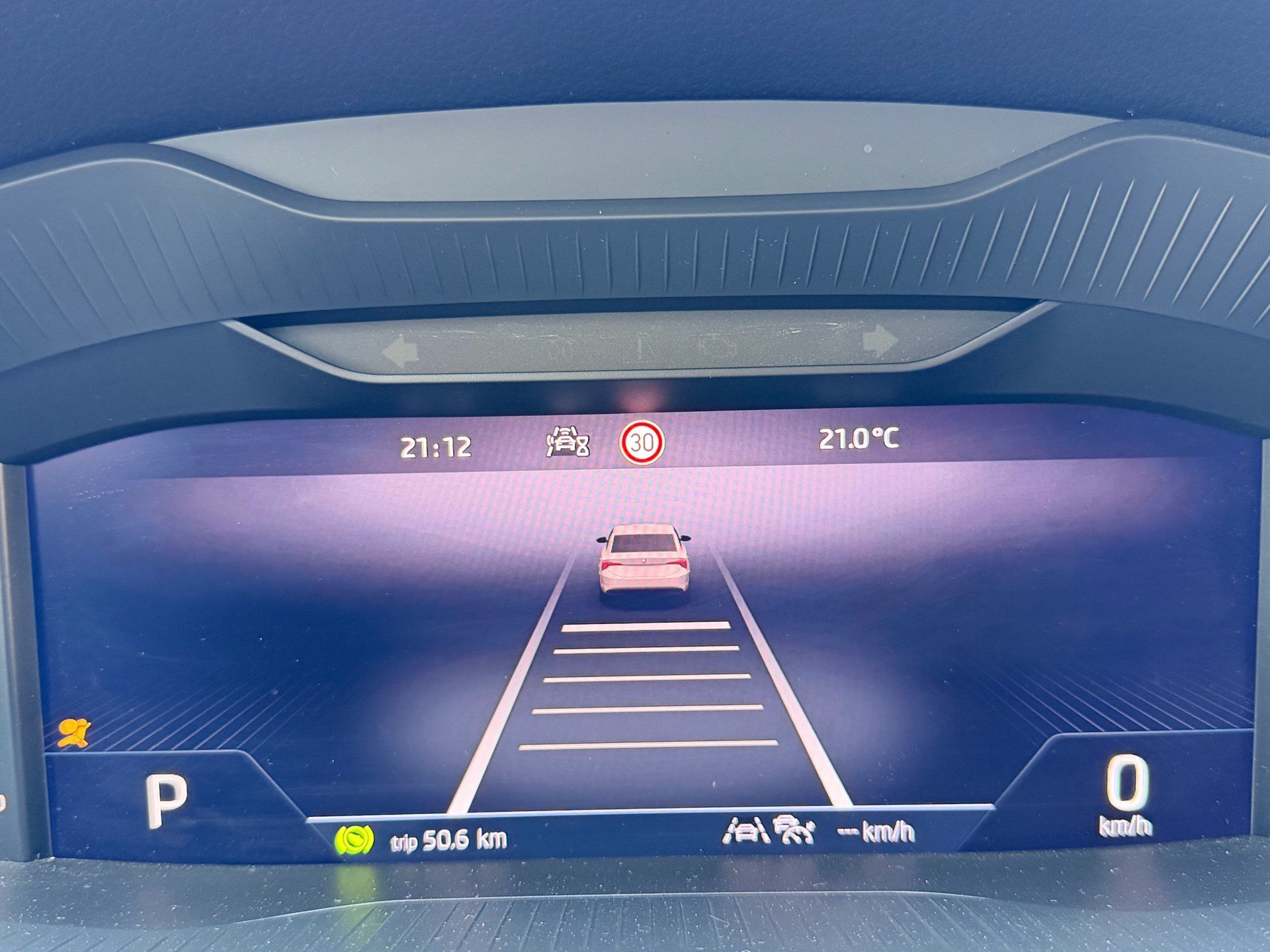 SKODA Karoq Selection *** ACC & RÜCKFAHRKAMERA ***-image-11