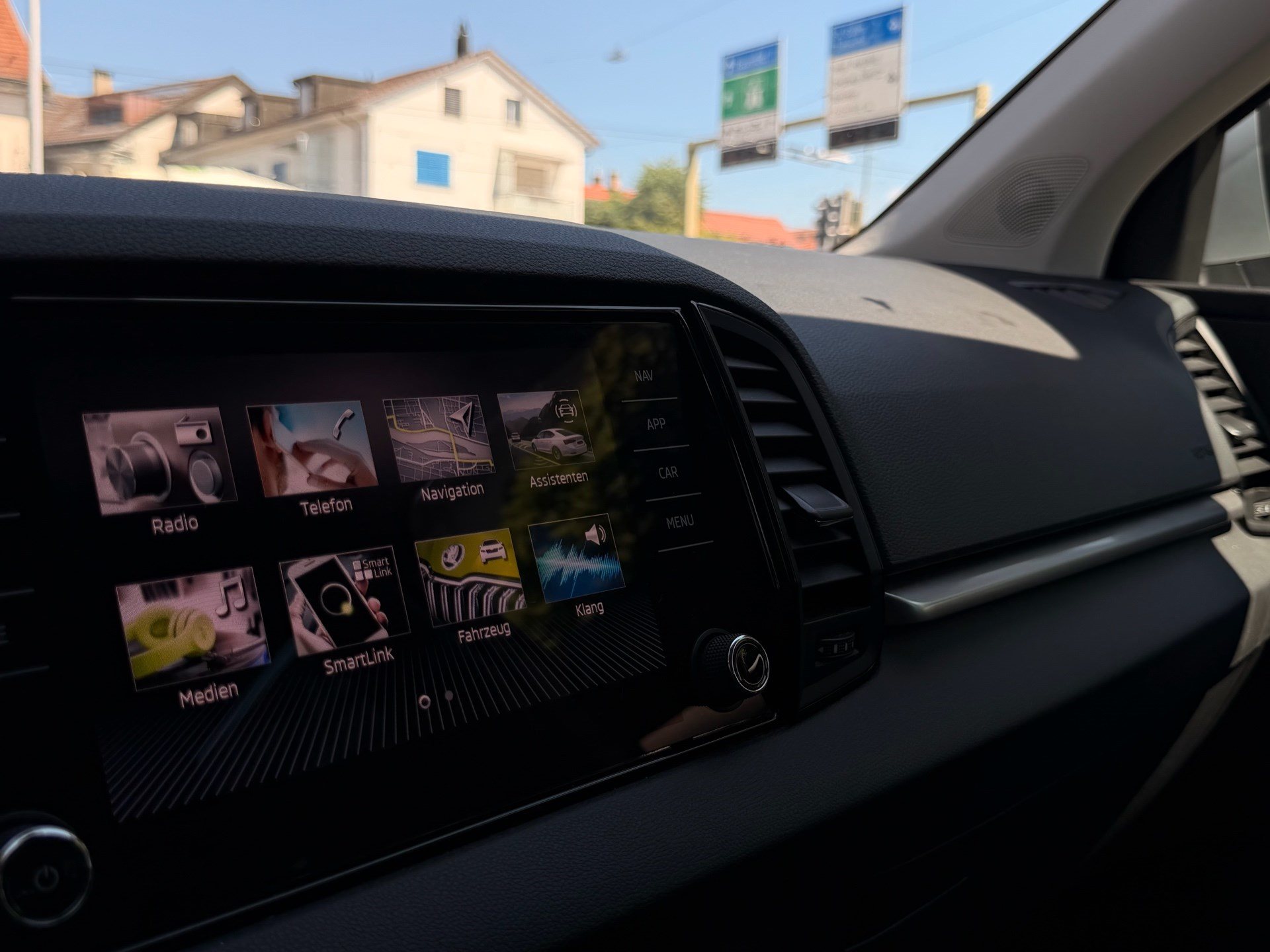 SKODA Karoq Selection *** ACC & RÜCKFAHRKAMERA ***-image-25