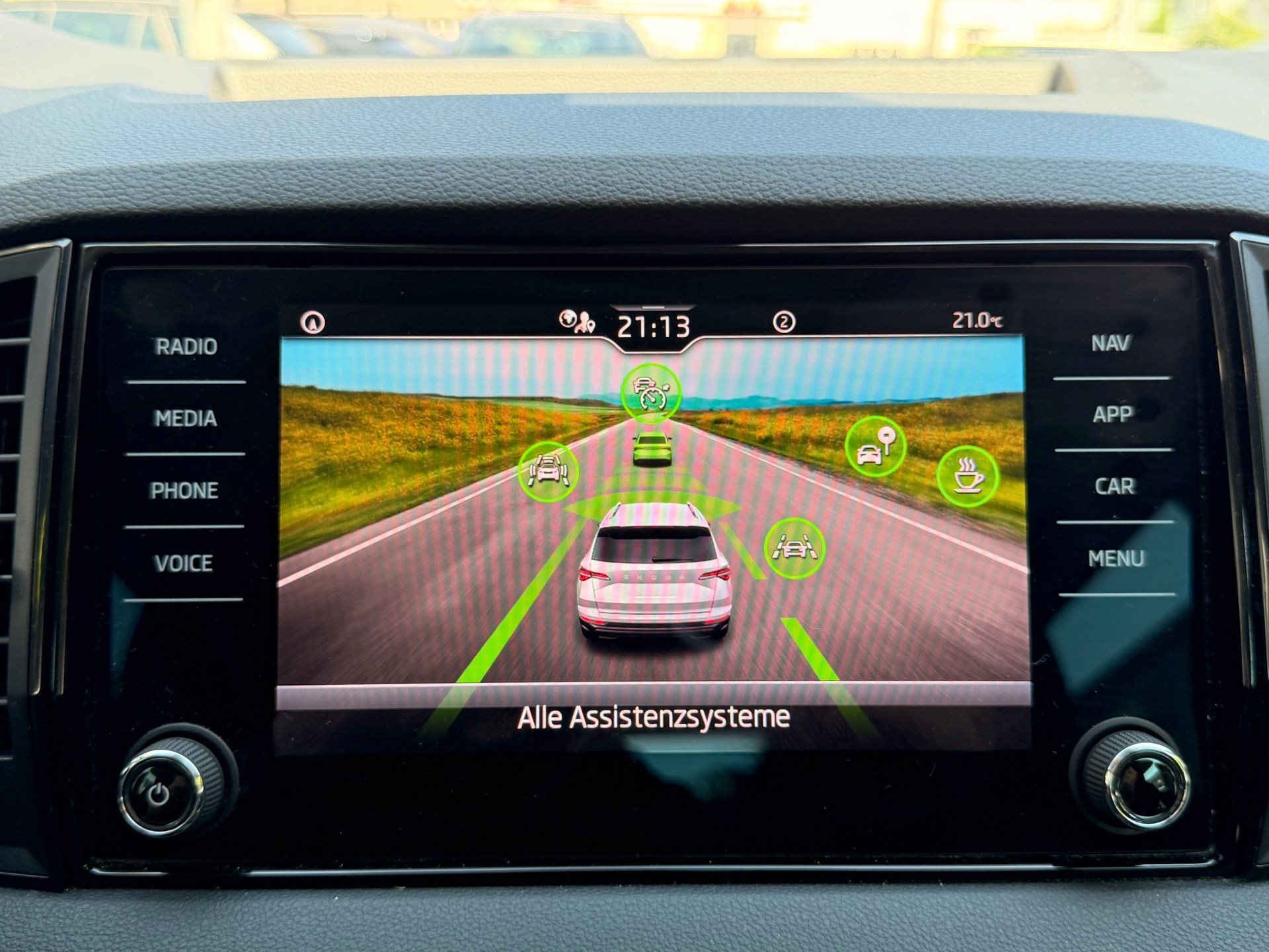 SKODA Karoq Selection *** ACC & RÜCKFAHRKAMERA ***-image-13