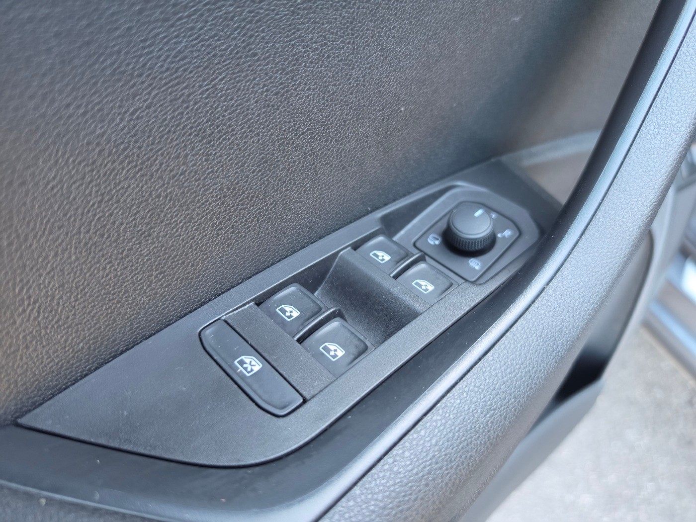 SKODA Karoq 2.0 TSI SportLine 4x4 DSG-image-16