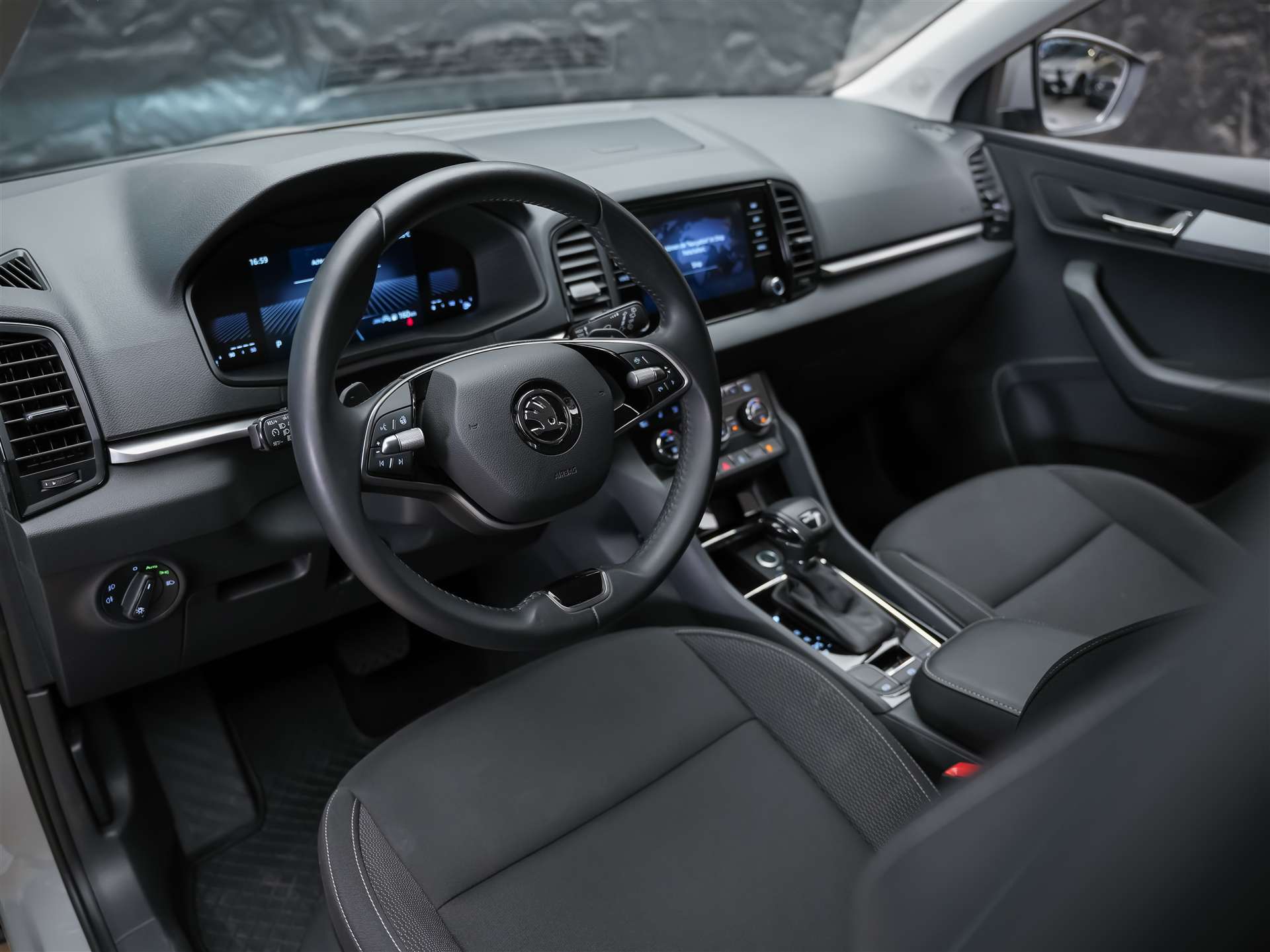 SKODA Karoq 1.5 TSI Selection DSG *Sitzheizung*Lenkradheizung*Rückfahrkamera*-image-8